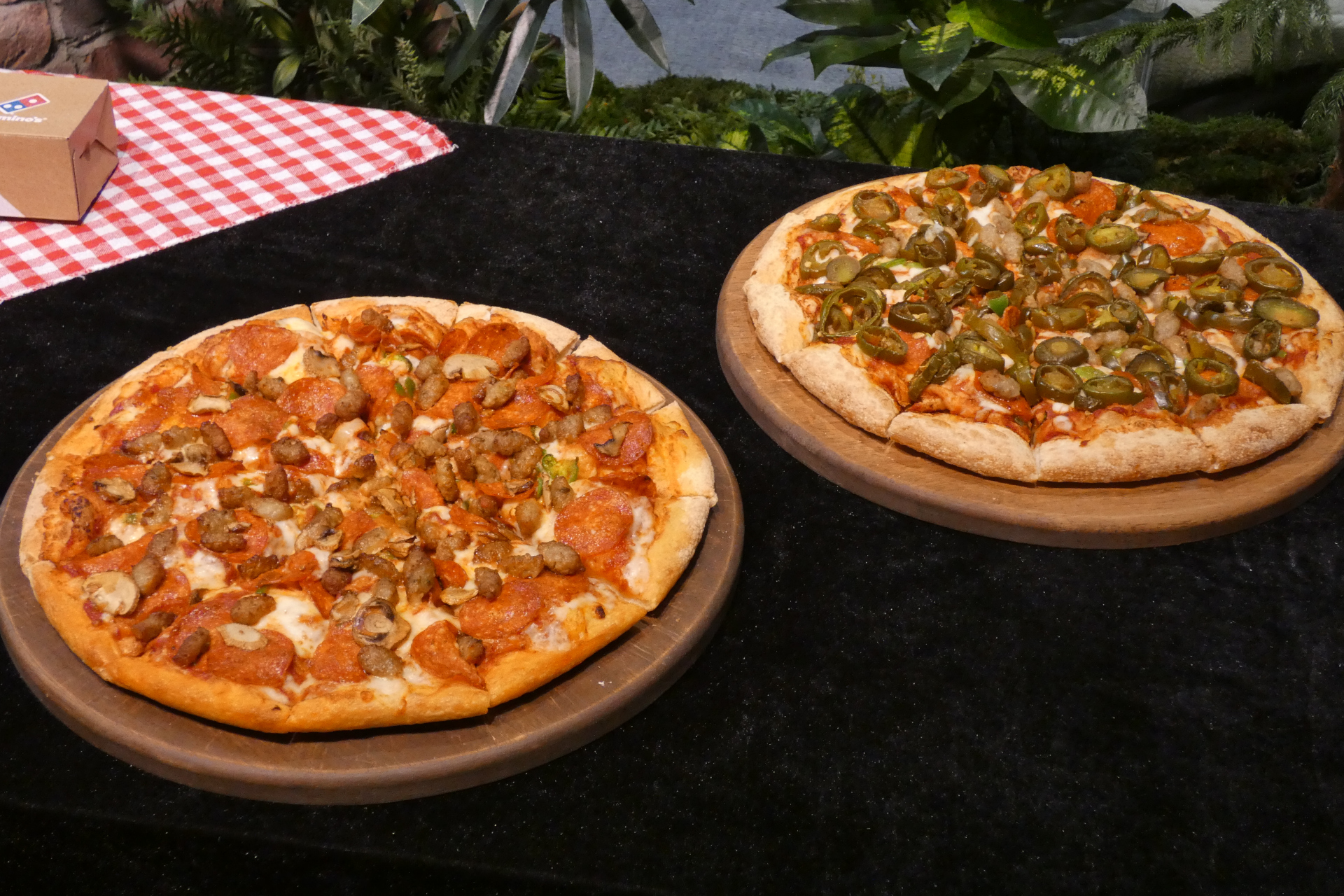 「ドミノ・デラデラックス」（左）と「ドミノ・辛デラックス」（右）