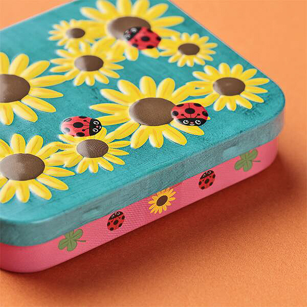 「レディバードスクエア缶」（グリーン）