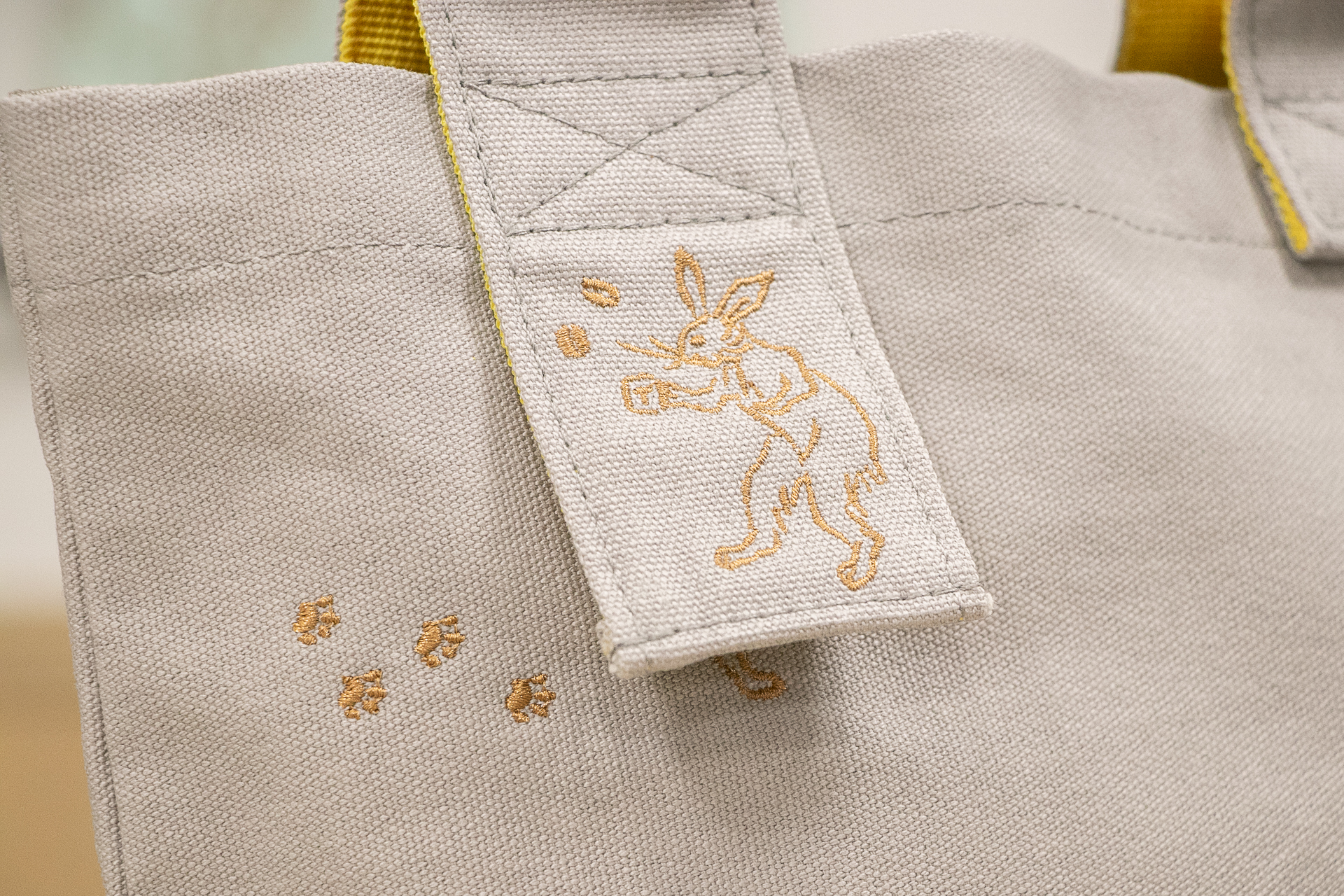 ウサギをめくるとネコが隠れている