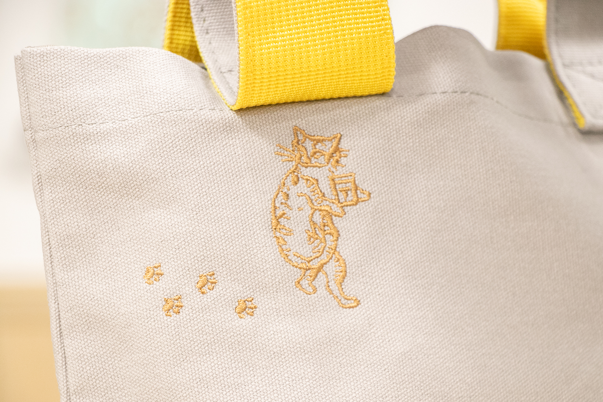 ウサギをめくるとネコが隠れている