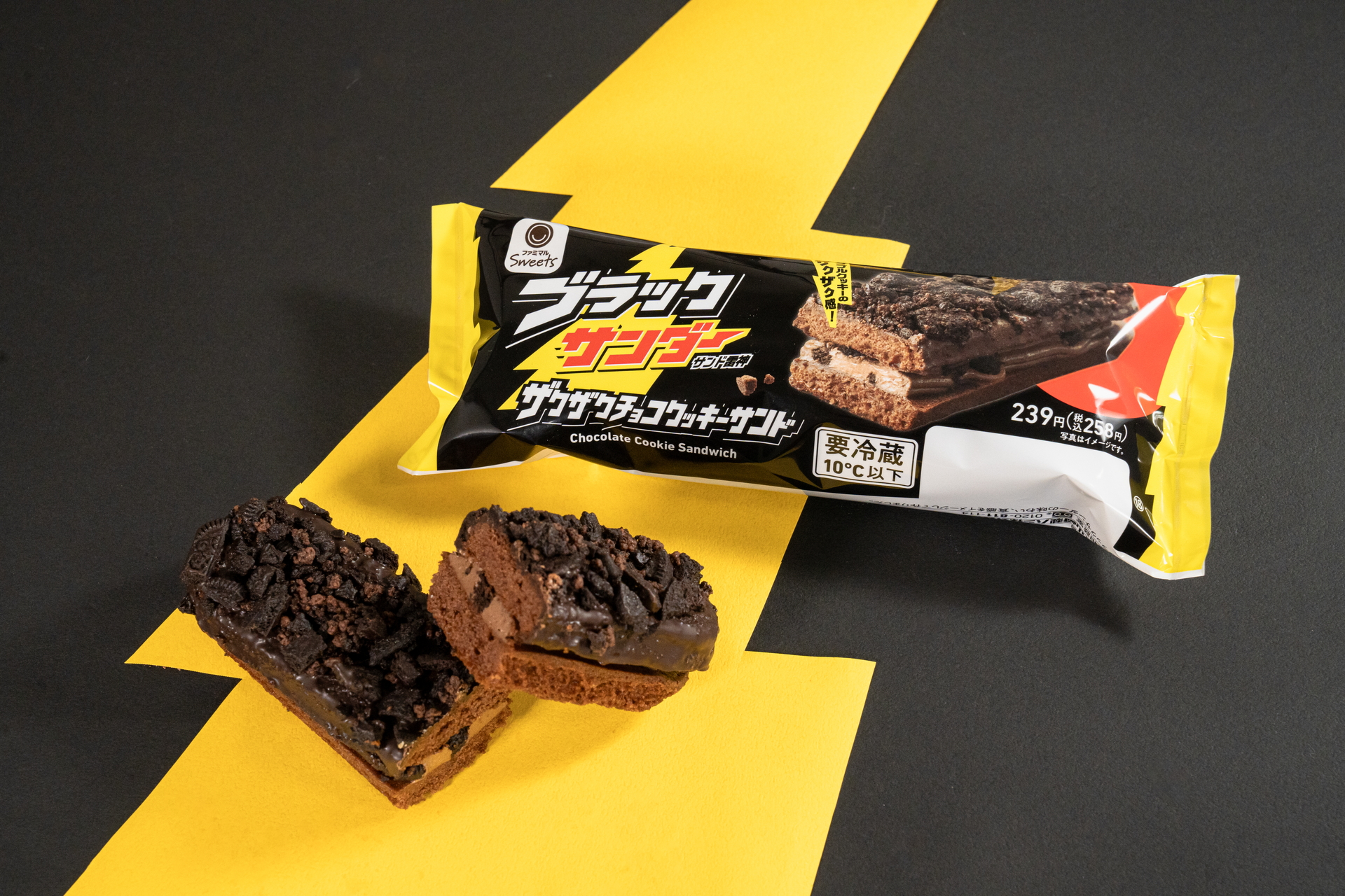 「ブラックサンダーザクザクチョコクッキーサンド」（258円）