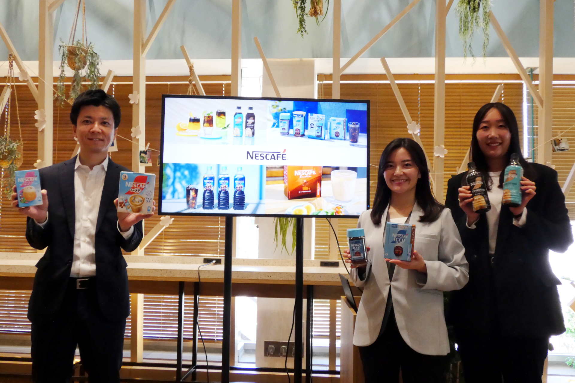 （左から）飲料事業本部 液体飲料、ホワイトカップ＆ミロビジネス部 部長の吉永祐太氏、飲料事業本部 レギュラーソリュブルコーヒー＆システムビジネス部 ブランドマネジャーの尾崎由唯氏、飲料事業本部 液体飲料、ホワイトカップ＆ミロビジネス部 ブランドマネジャーの川端彩花氏
