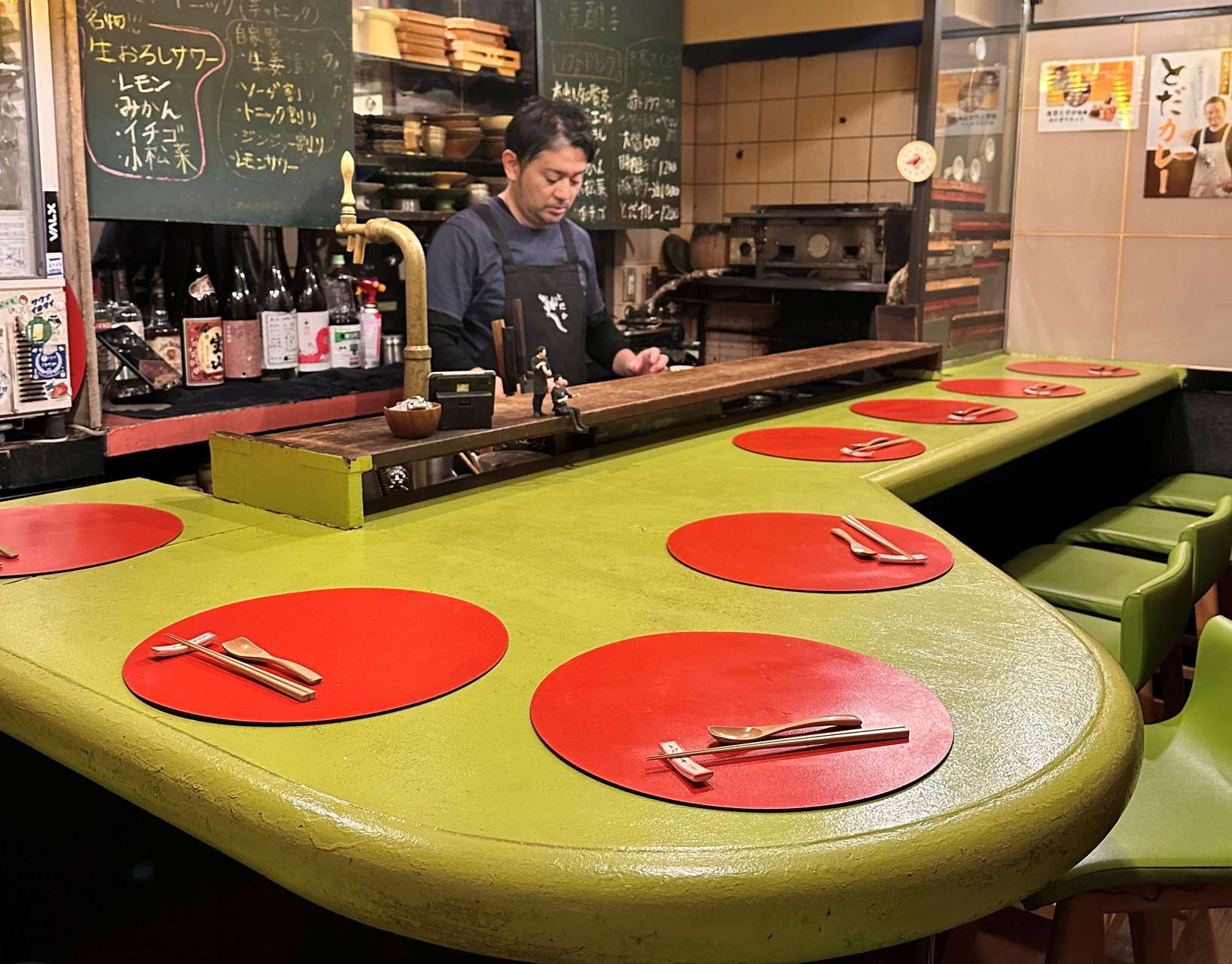 こだわりの食材をふんだんに使った創作料理を提供しながらも、カジュアルな雰囲気が多くのファンを魅了し、店主の戸高氏の独自のセンスで他では味わえない唯一無二の料理を生み出し続ける「食堂とだか」