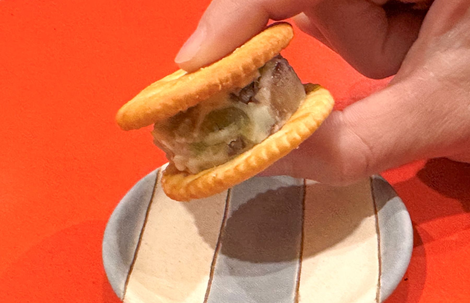 「食堂とだか」では、塩味の効いたクラッカーや薄いお餅に挟むなど、その時に合わせたおすすめの食べ方で「甘納豆チーズ」を提供