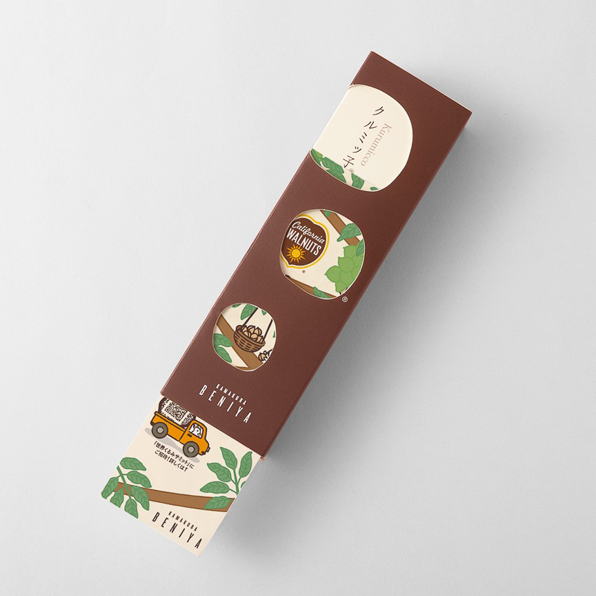 「クルミッ子」にカリフォルニアくるみ協会とコラボした短冊型カード（かわるっ子）が付いている