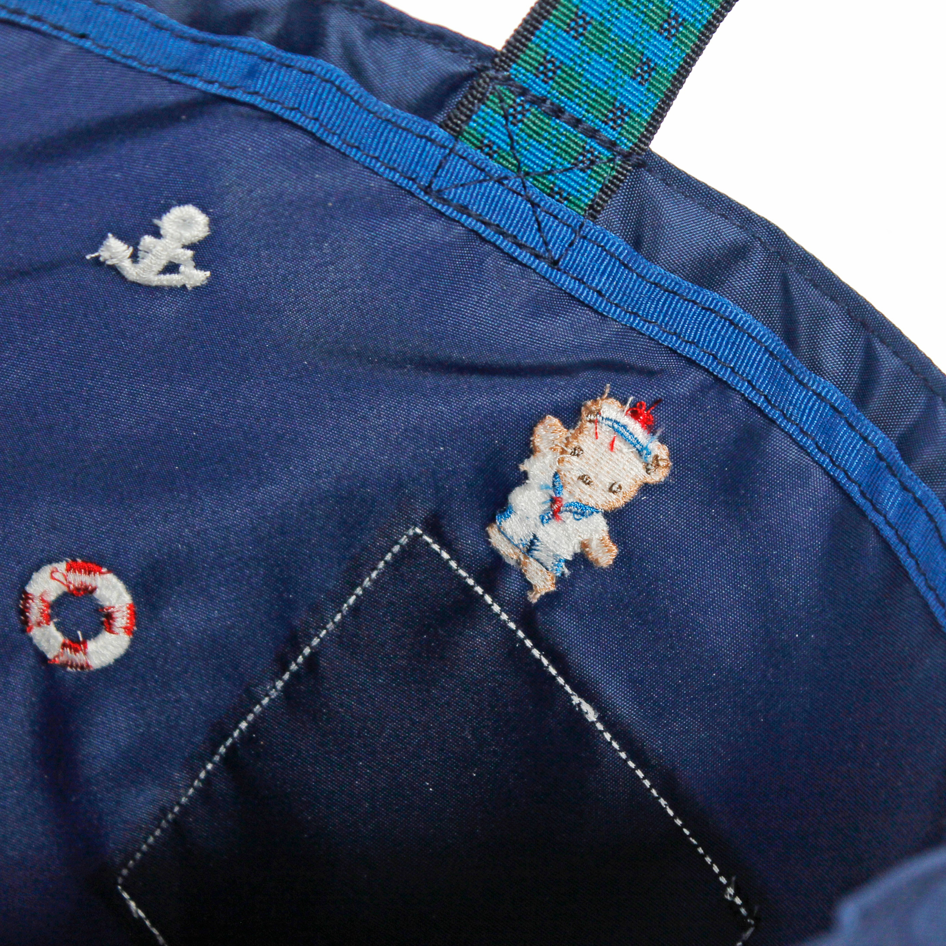 マリンモチーフの刺繍が施されている