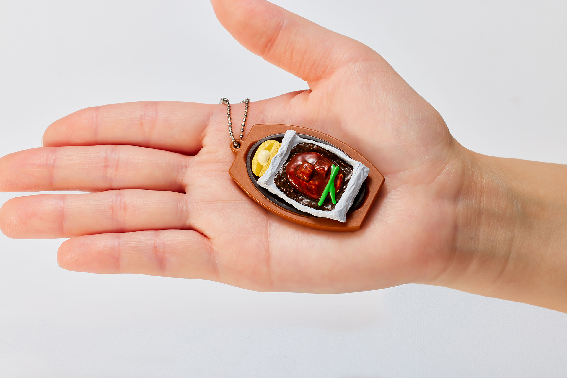 手のひらサイズでボールチェーン付き