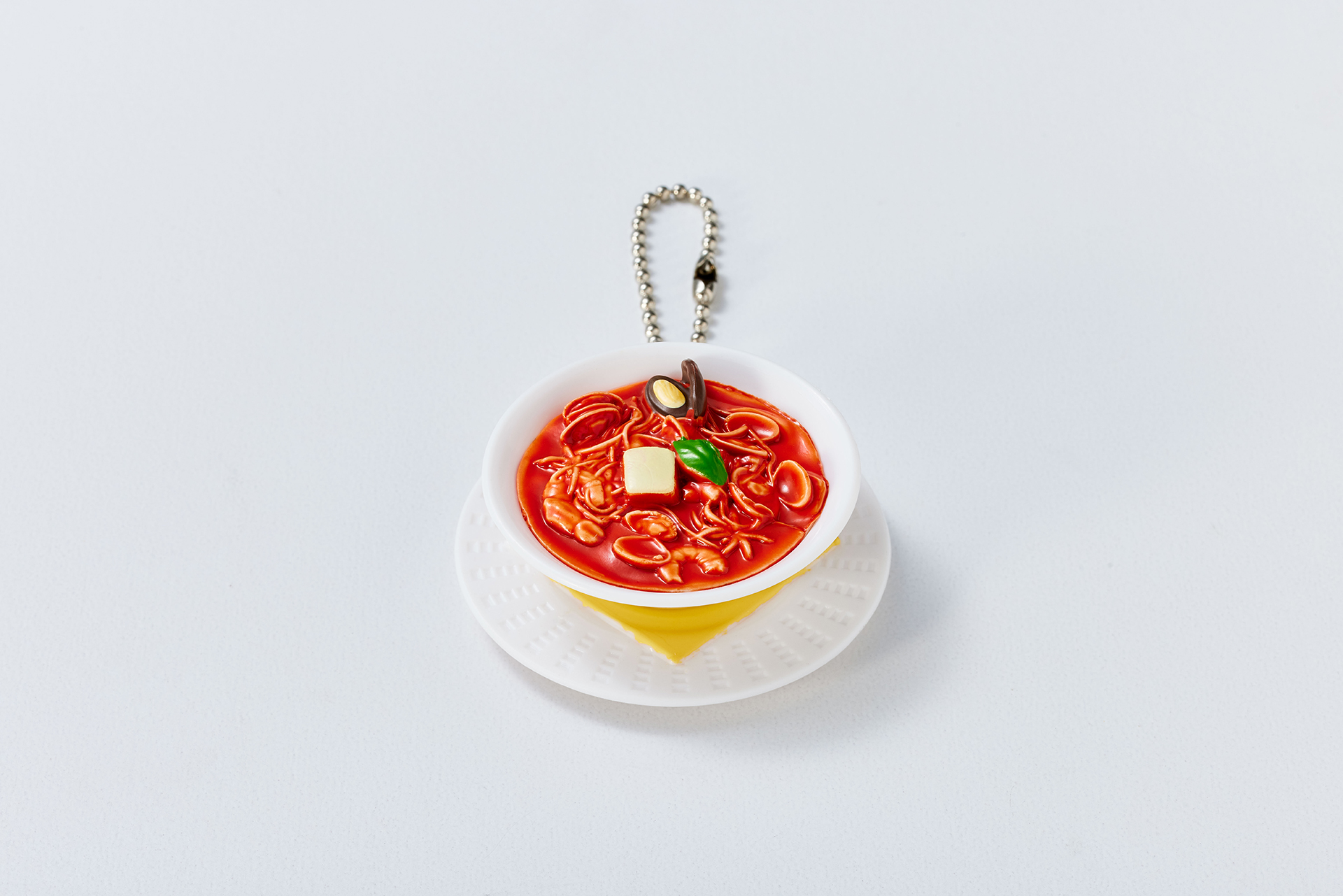 ミニチュアチャームのサイズは38×16×42mm