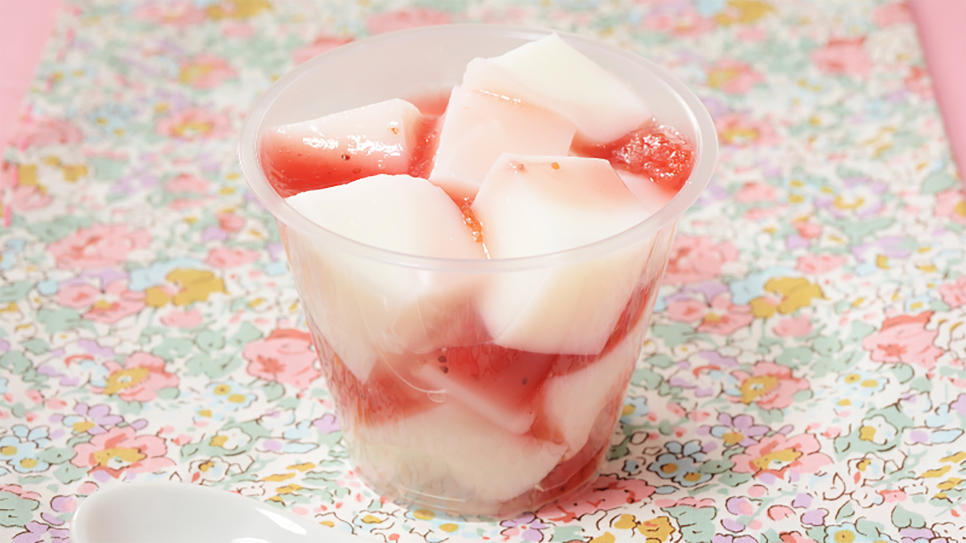 「いちご練乳わらび」（200円）