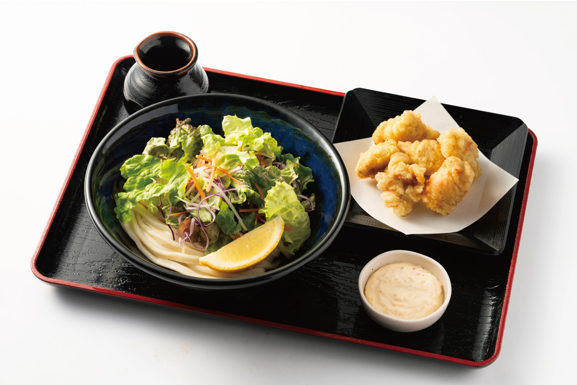 人気の鶏天とタルタル、生野菜が楽しめる「鶏天タルタルうどん」