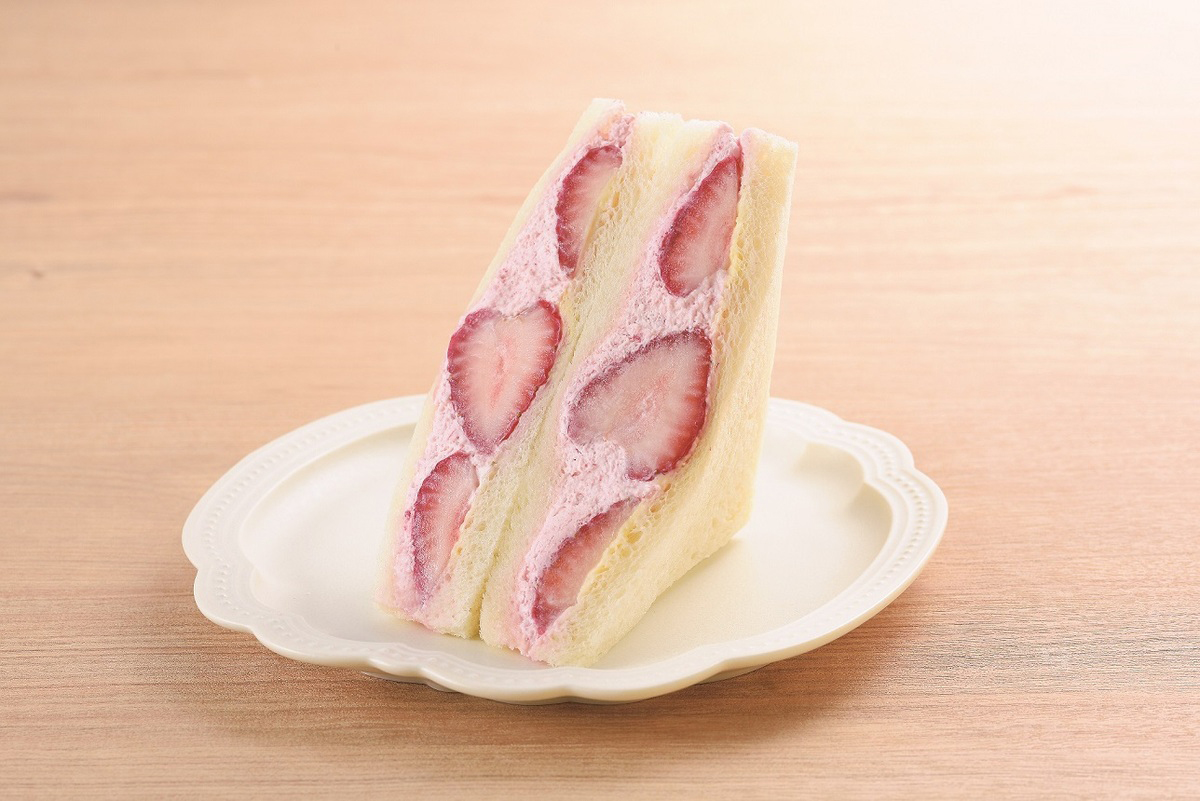 「苺＆ダブルクリームサンド」（451円）