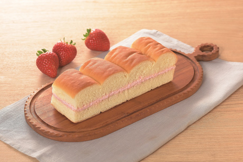 「牛乳パン（栃木県産とちあいか苺）」（149円）