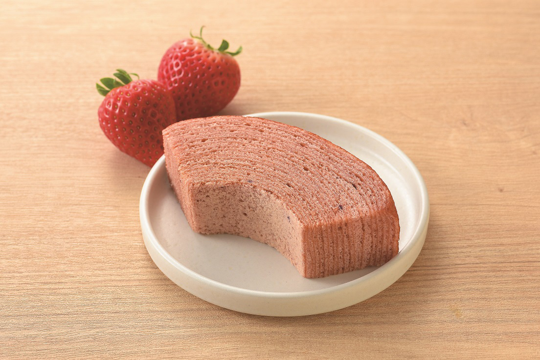 「いちごのバウムクーヘン（栃木県産とちあいか苺のピューレ入りクリーム使用）」（173円）