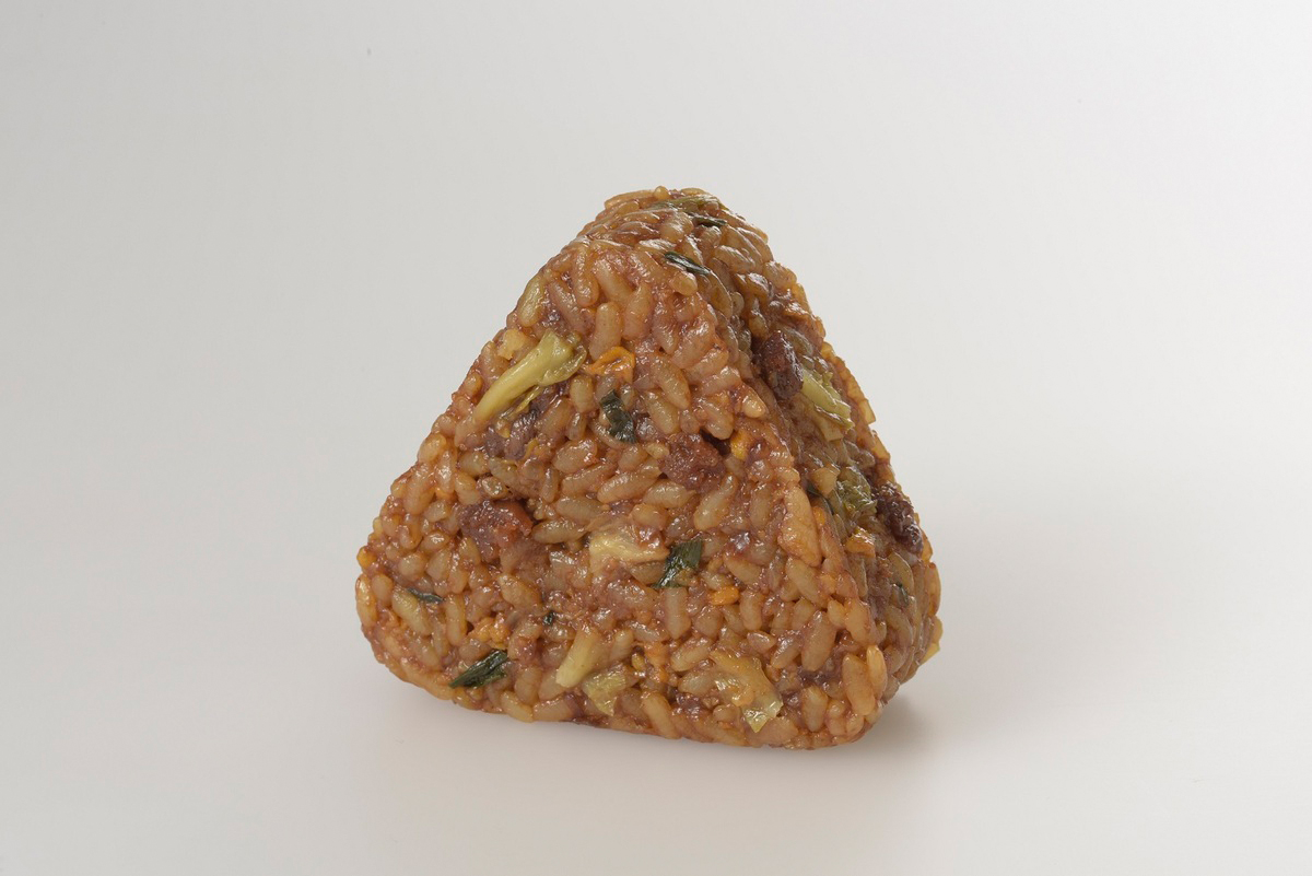 「黒チャーハンおにぎり」（203円）