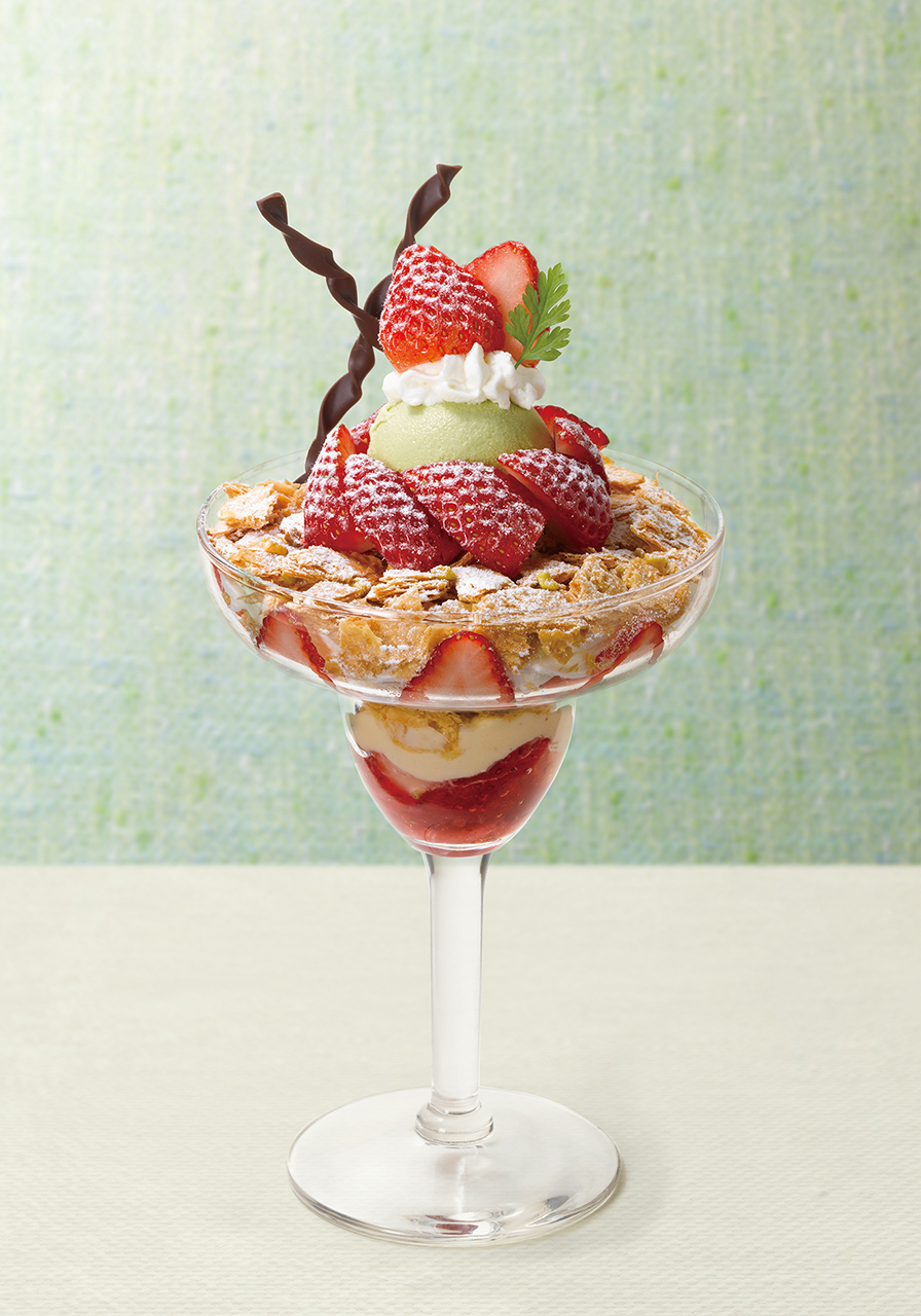 苺とピスタチオのミルフィーユパフェ