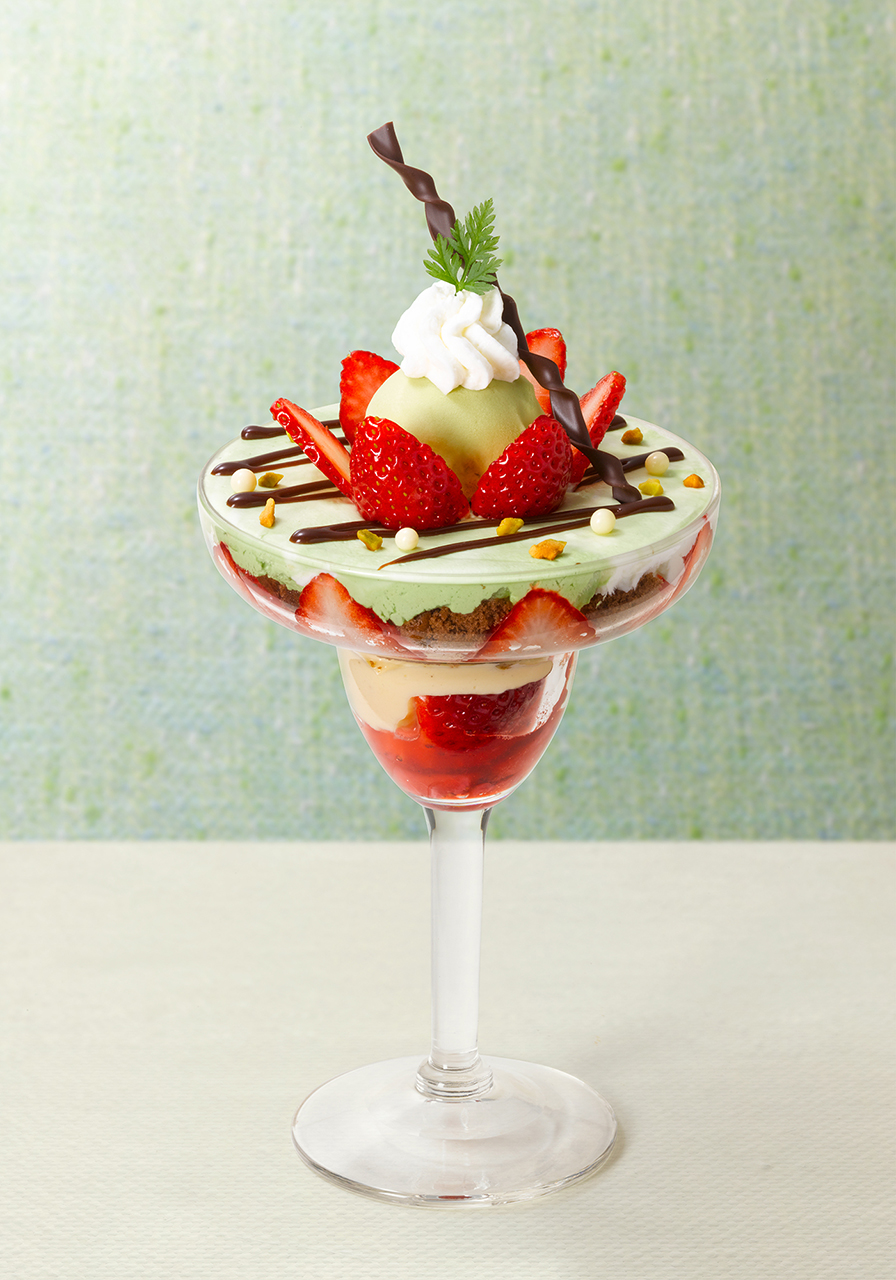 苺とピスタチオのケーキ仕立て