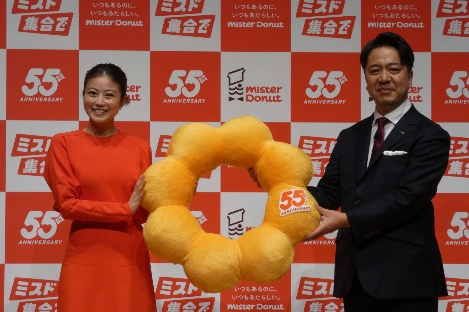 前日が誕生日だったことから執行役員 ミスタードーナツ事業本部  企画開発本部長の叶英之氏から特製のポン・デ・リングクッションがプレゼントされた
