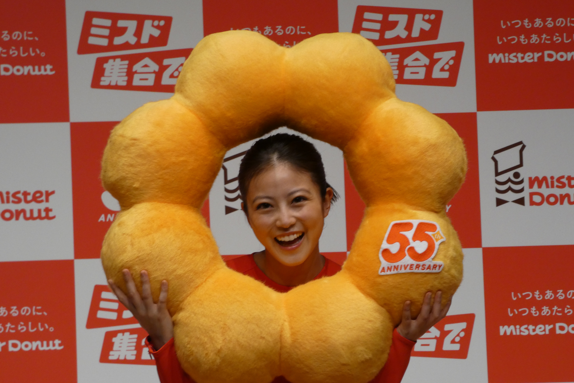前日が誕生日だったことから執行役員 ミスタードーナツ事業本部  企画開発本部長の叶英之氏から特製のポン・デ・リングクッションがプレゼントされた