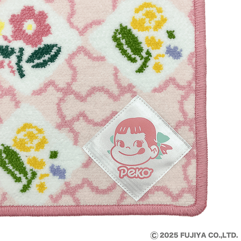 「ペコちゃん シェニール織りタオル」（2200円）