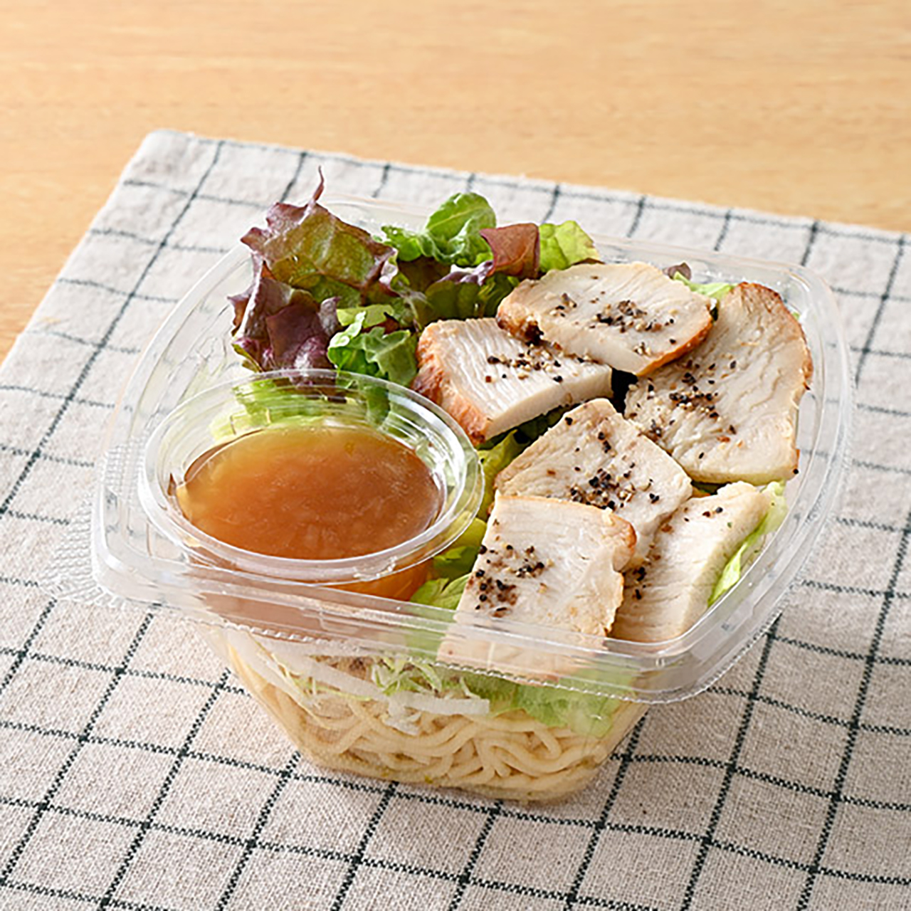 たんぱく質が摂れる！ローストチキンのパスタサラダ（398円）