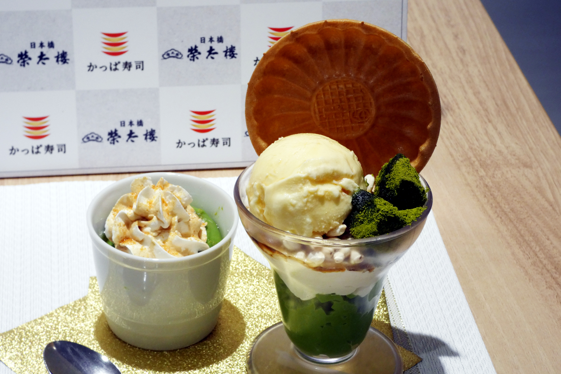 「黒みつを味わう プレミアム宇治抹茶プリン」（左）と「黒みつを味わう プレミアム宇治抹茶プリンパフェ」（右）