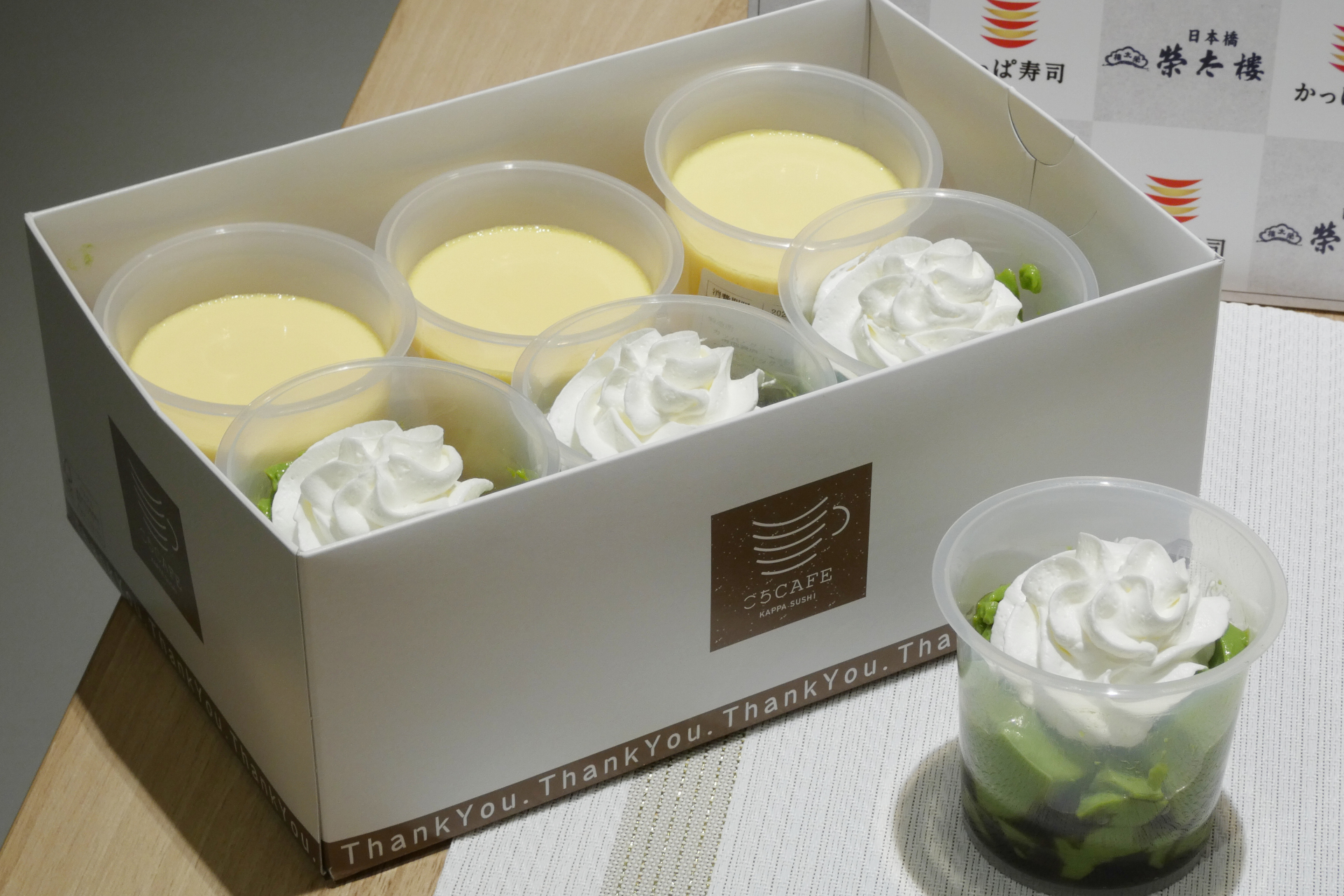 「プレミアムスイーツBOX（6個入り）」（左）と「黒みつを味わう プレミアム宇治抹茶プリン」（右）