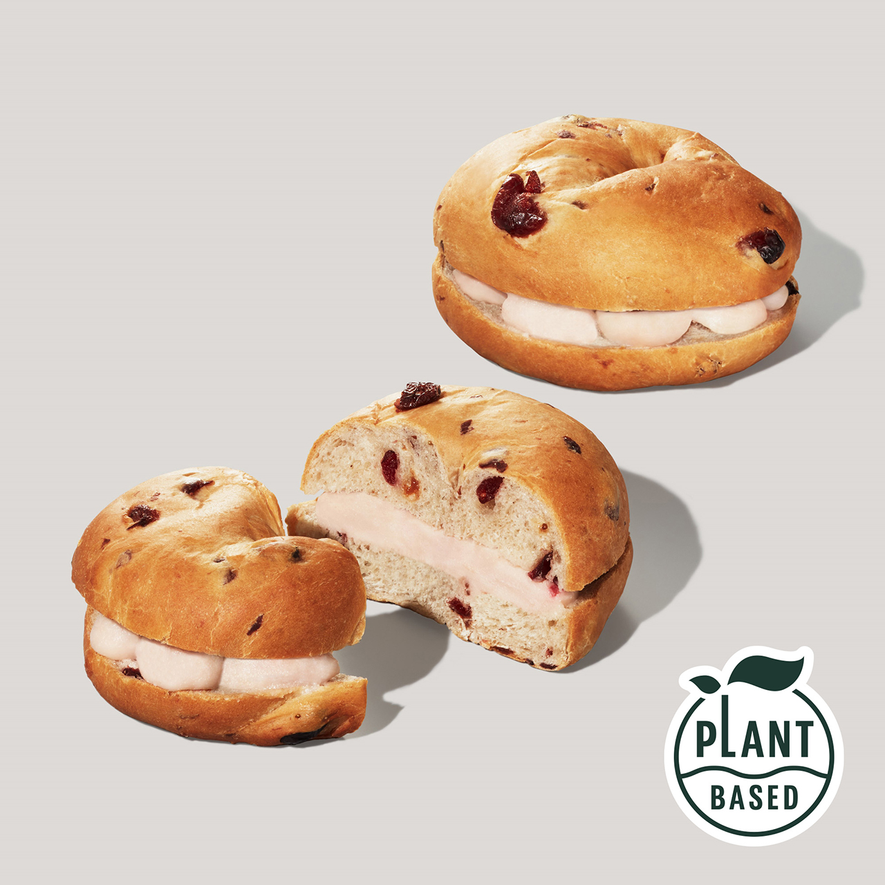 ストロベリー＆クランベリー ベーグルサンド（390円）