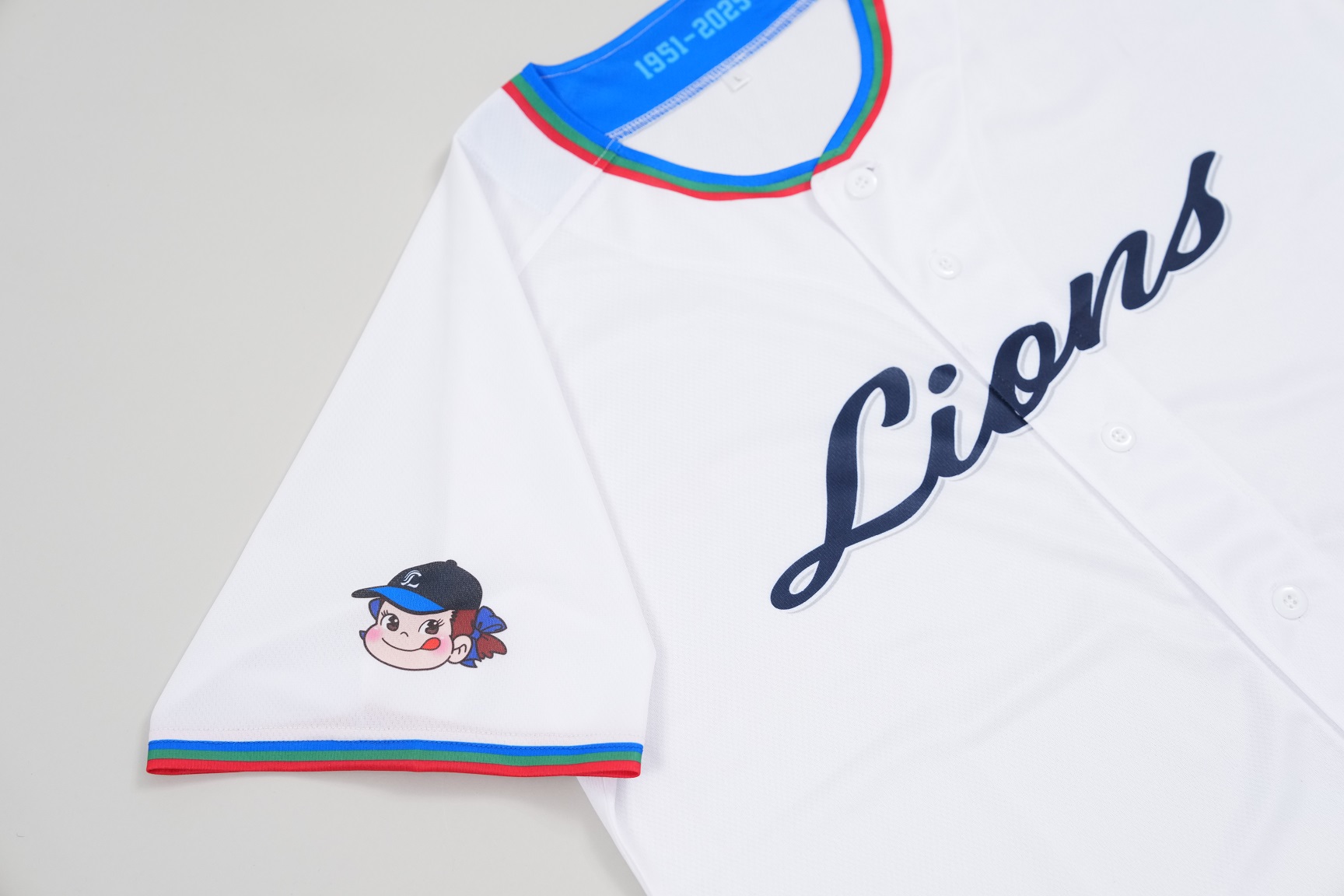 右袖にペコちゃんがデザインされている