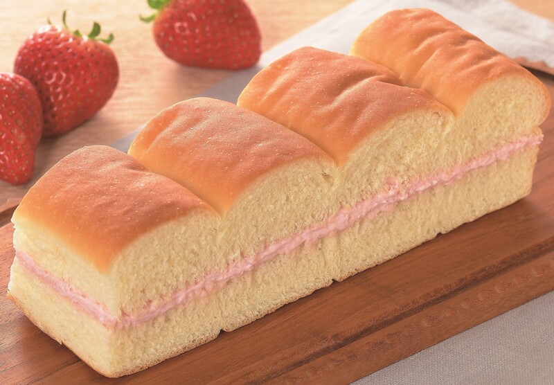 「牛乳パン（栃木県産とちあいか苺）」（149円）