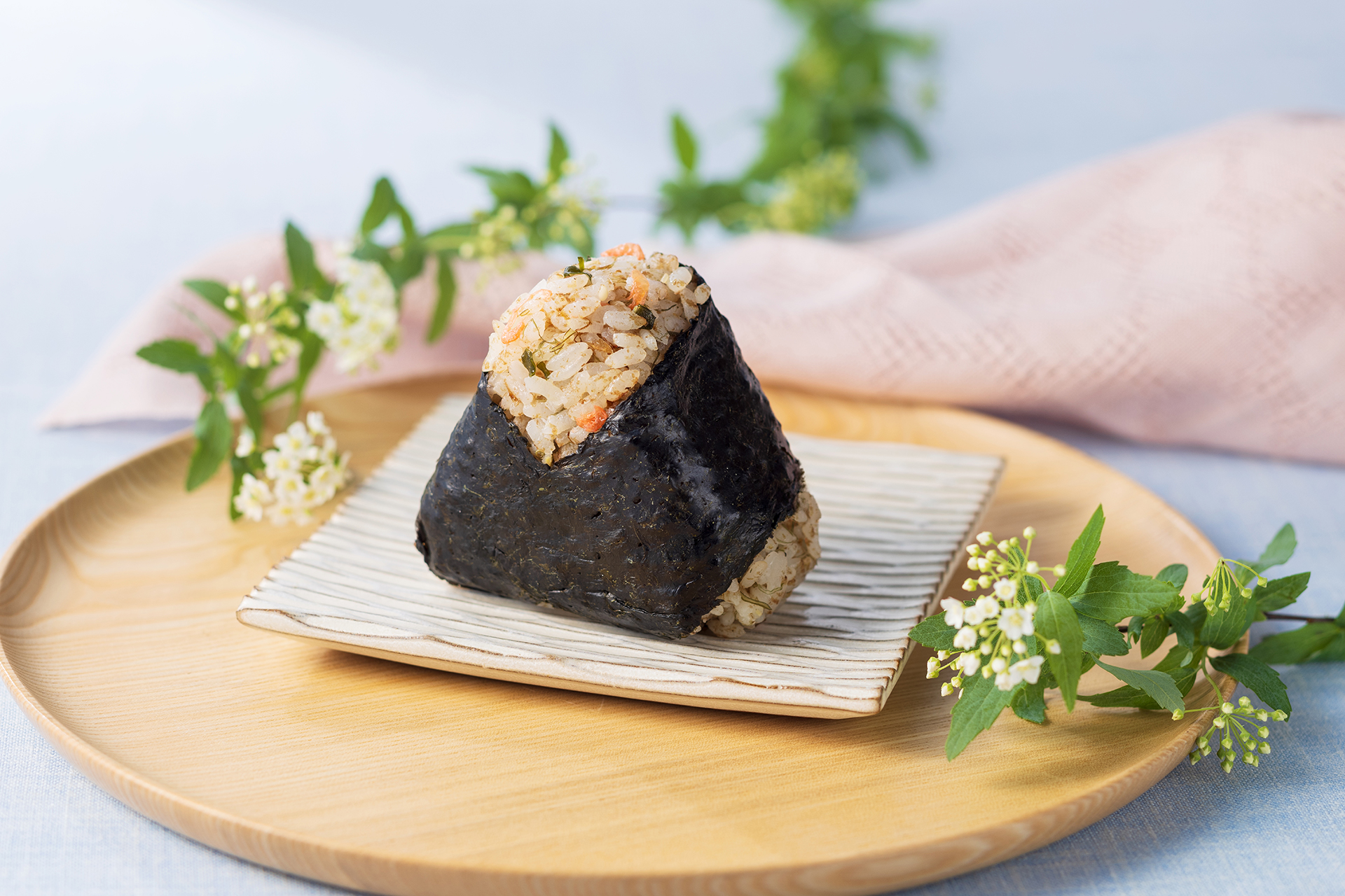 直巻おむすびおかかと小海老の彩り混ぜめし（170円）