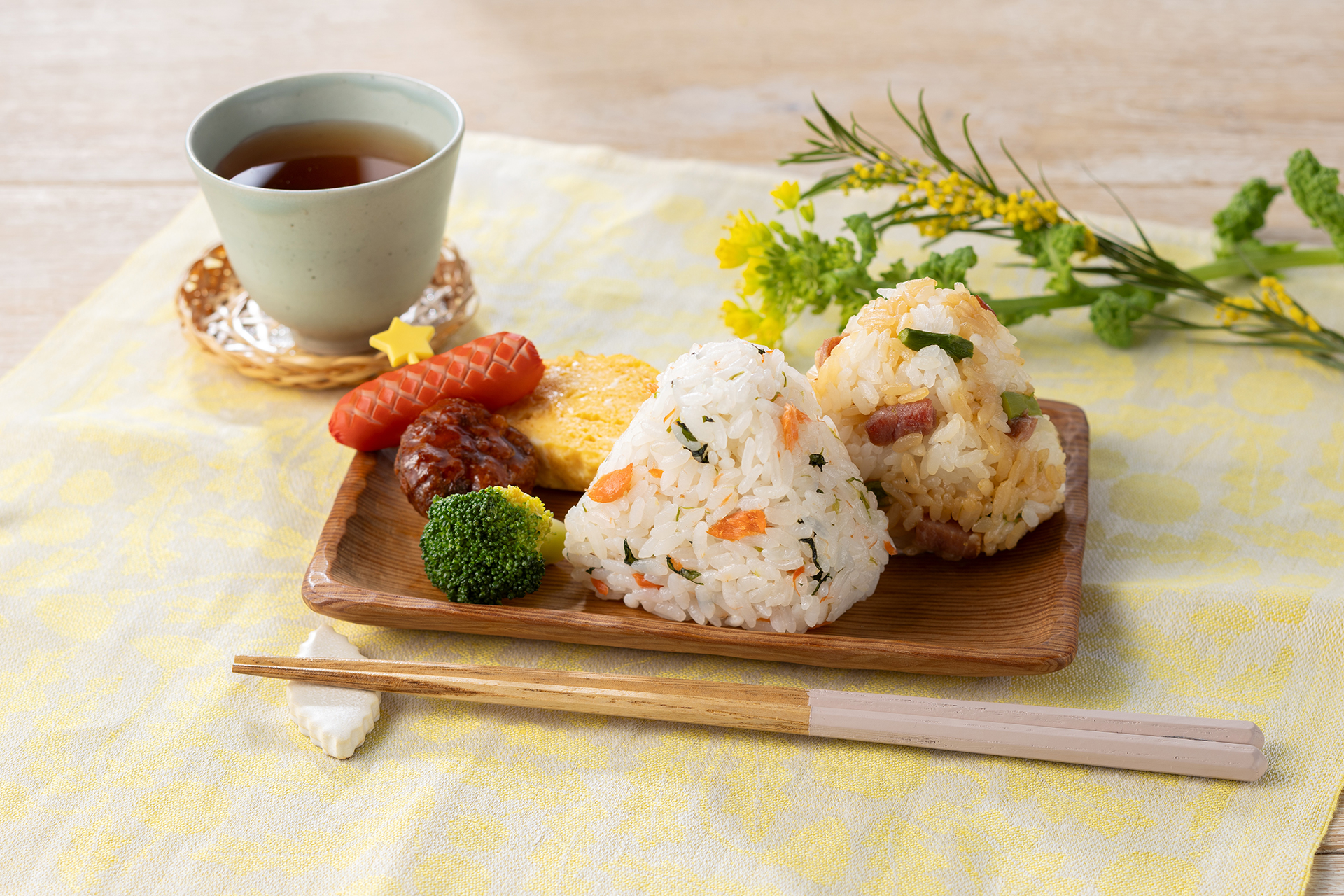 春のおむすび＆おかずセット～紅鮭三つ葉・アスパラベーコン～（429円）