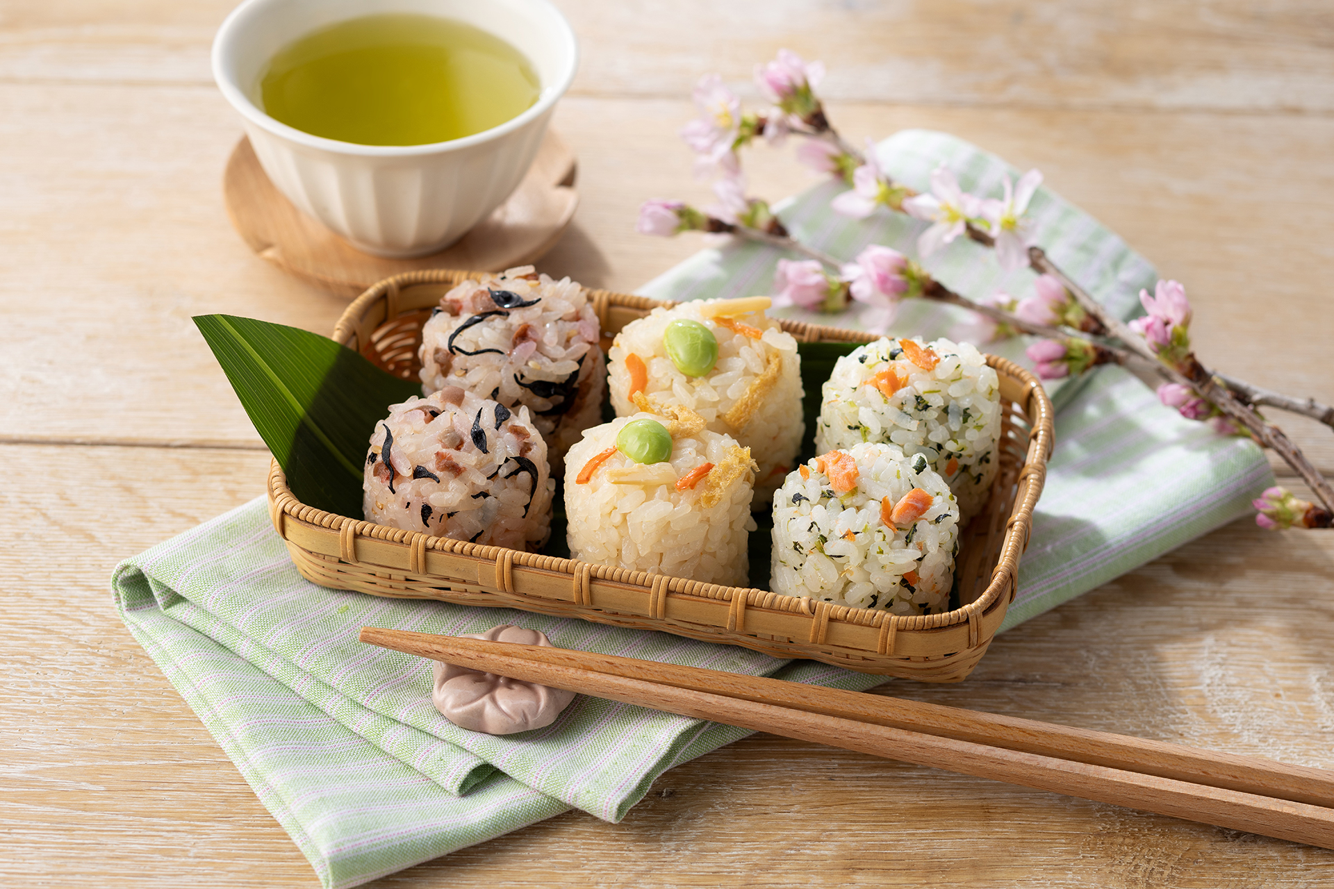 春の彩りおむすびセット6個入り～梅ひじき・たけのこ御飯・鮭菜飯～（321円）