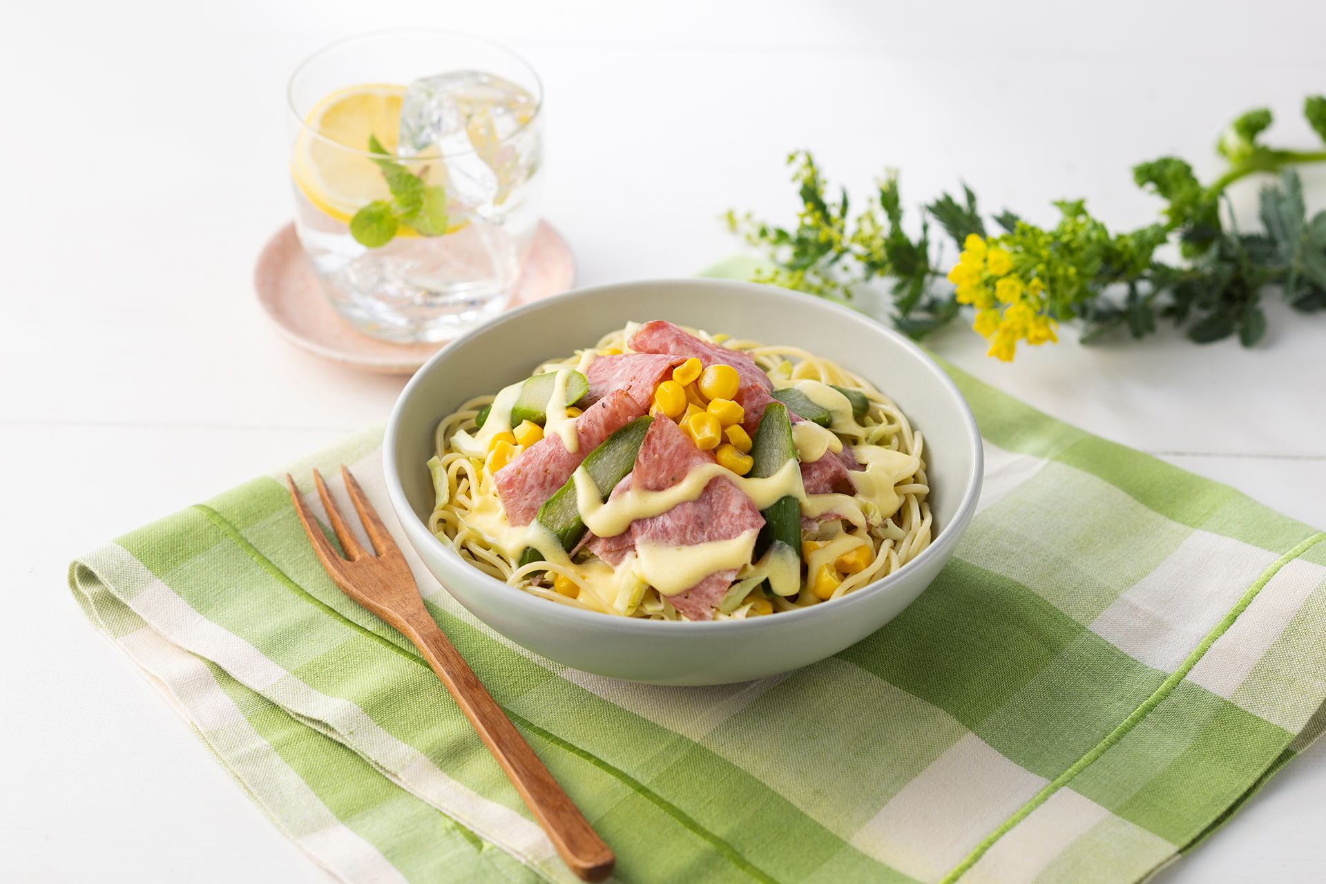 アスパラとソフトサラミの彩りパスタサラダ（397円）