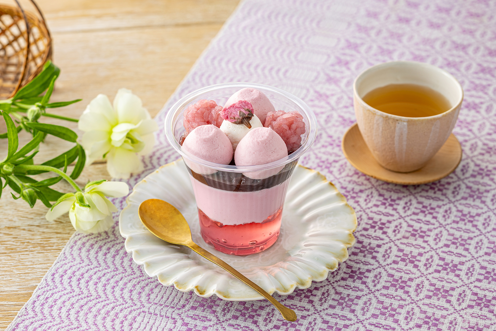 春の桜パフェ（324円）