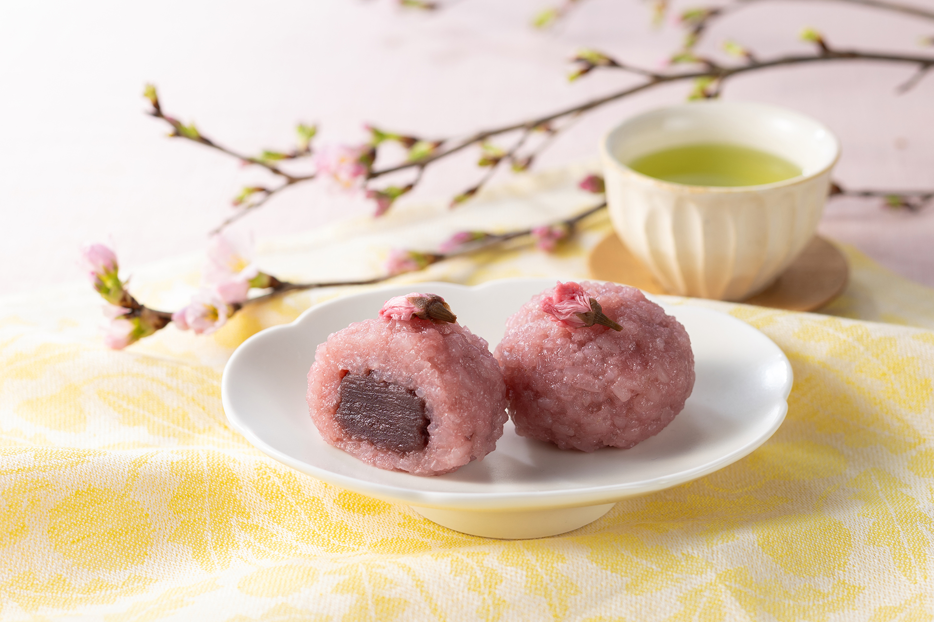 北海道十勝産小豆使用 桜もち（181円）