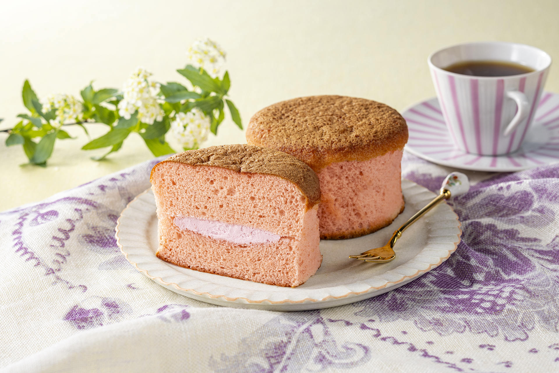桜シフォンのホイップサンド（192円）