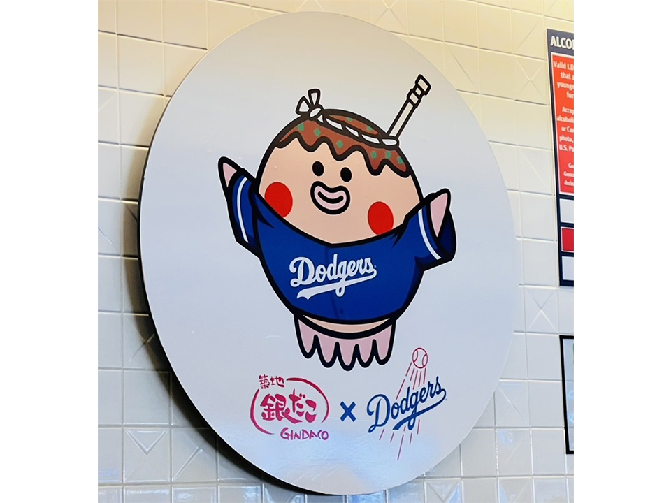 ドジャースタジアム店に掲げられている公式キャラクター「たこぼ～」