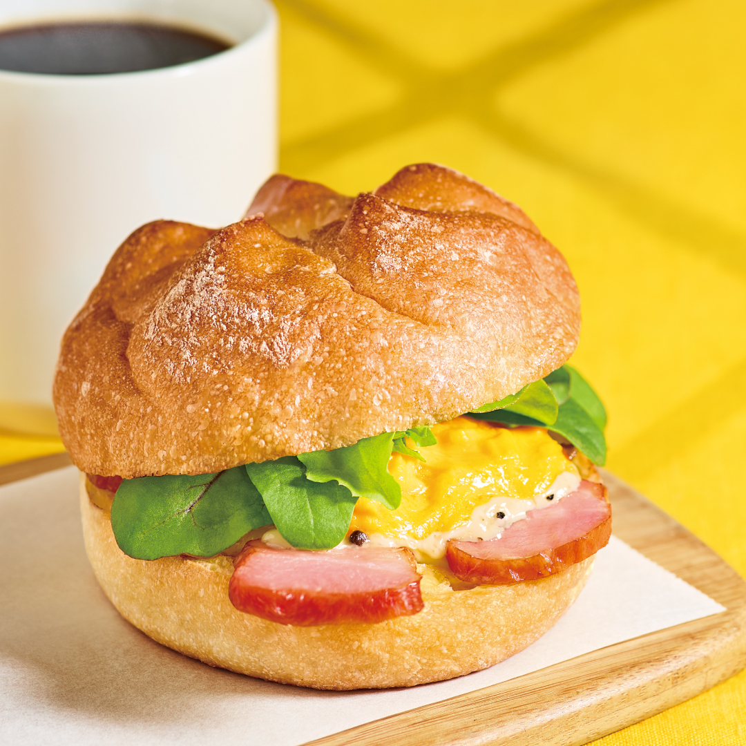 「カイザーサンド スクランブルエッグ＆燻しベーコン～トリュフマヨ入り～」（ 520～570円）