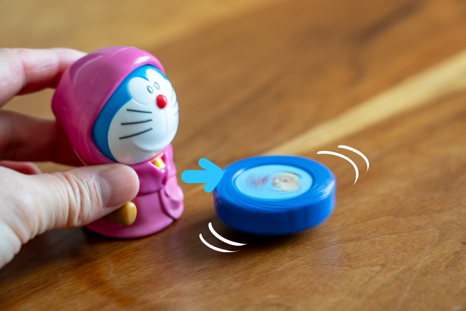 ドラえもんをコマに近づけると……