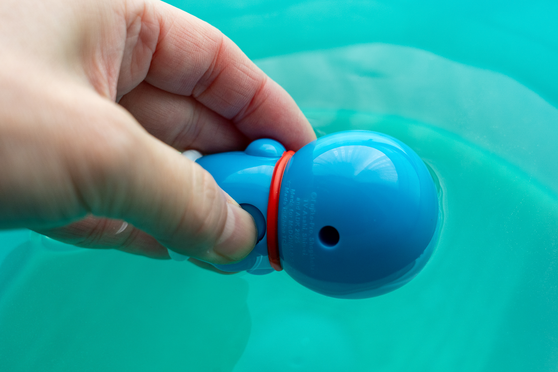 背中のボタンを押しながら水に入れて、手を離すと水が入る