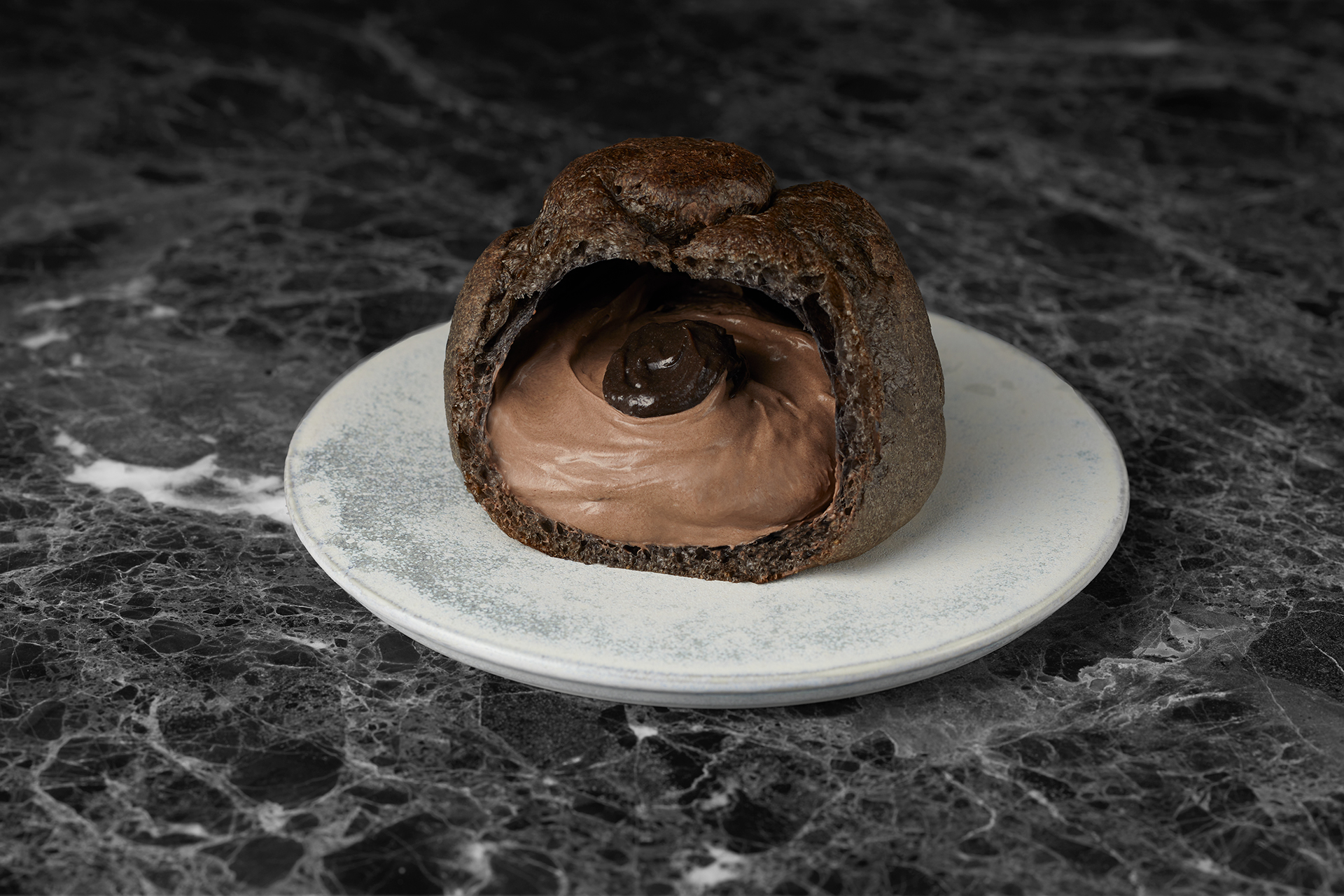 コラボ専用のブラックココアカスタードとチョコクリームの2層仕立て