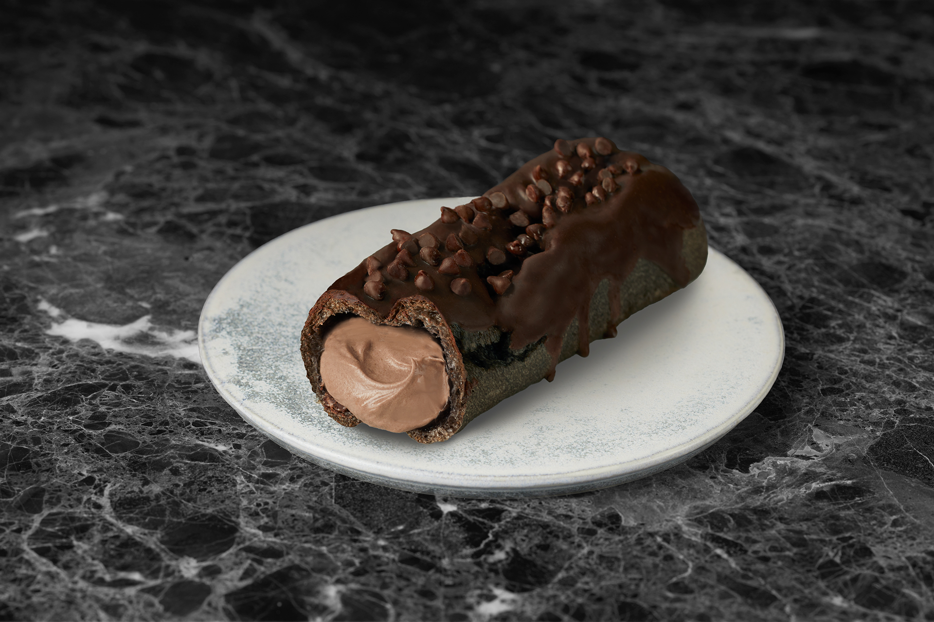 ゴジラをイメージしたゴツゴツとしたチョコチップをトッピング