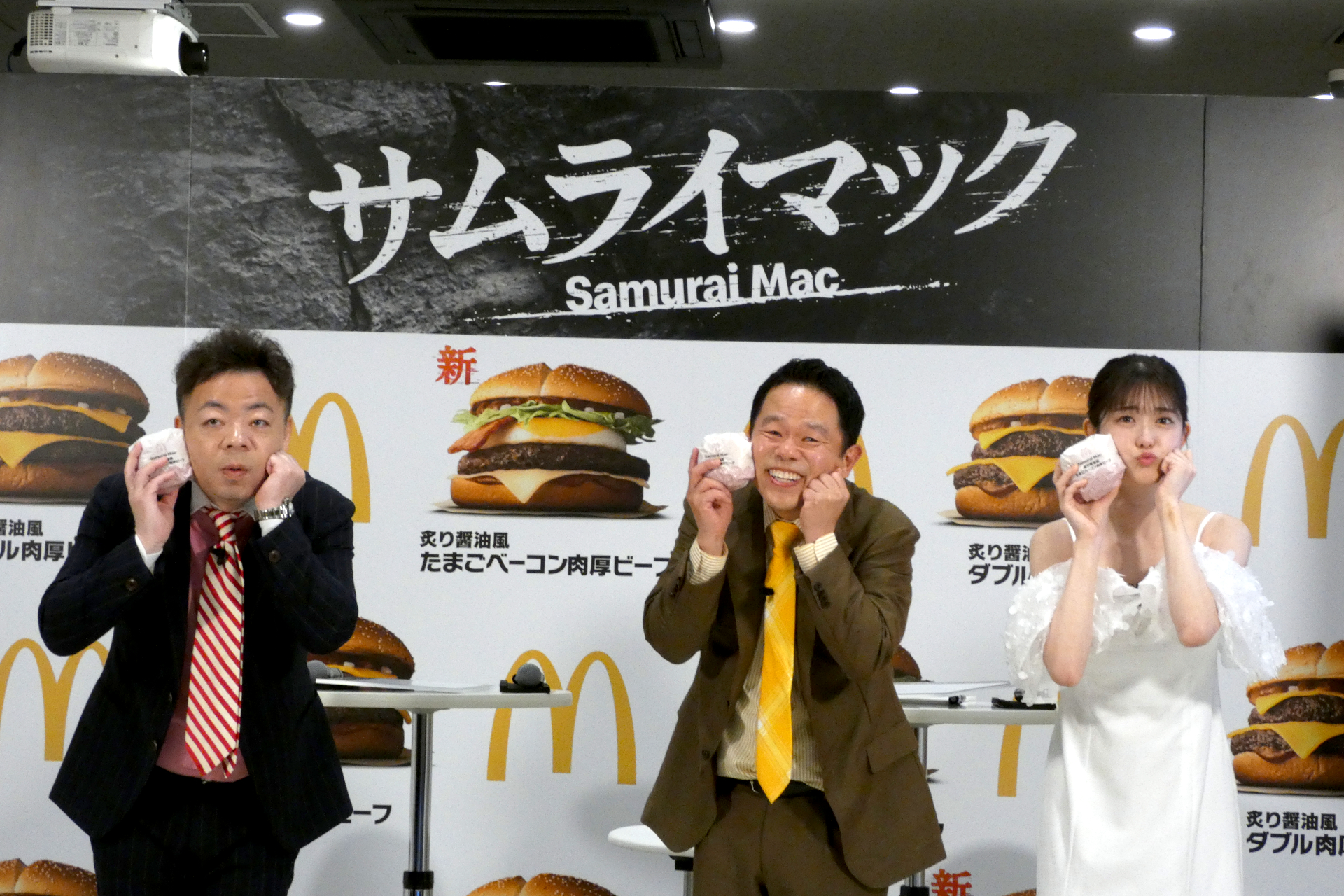 3人で「ゴイゴイきゅる～ん」のポーズを決めてサムライマックをアピール