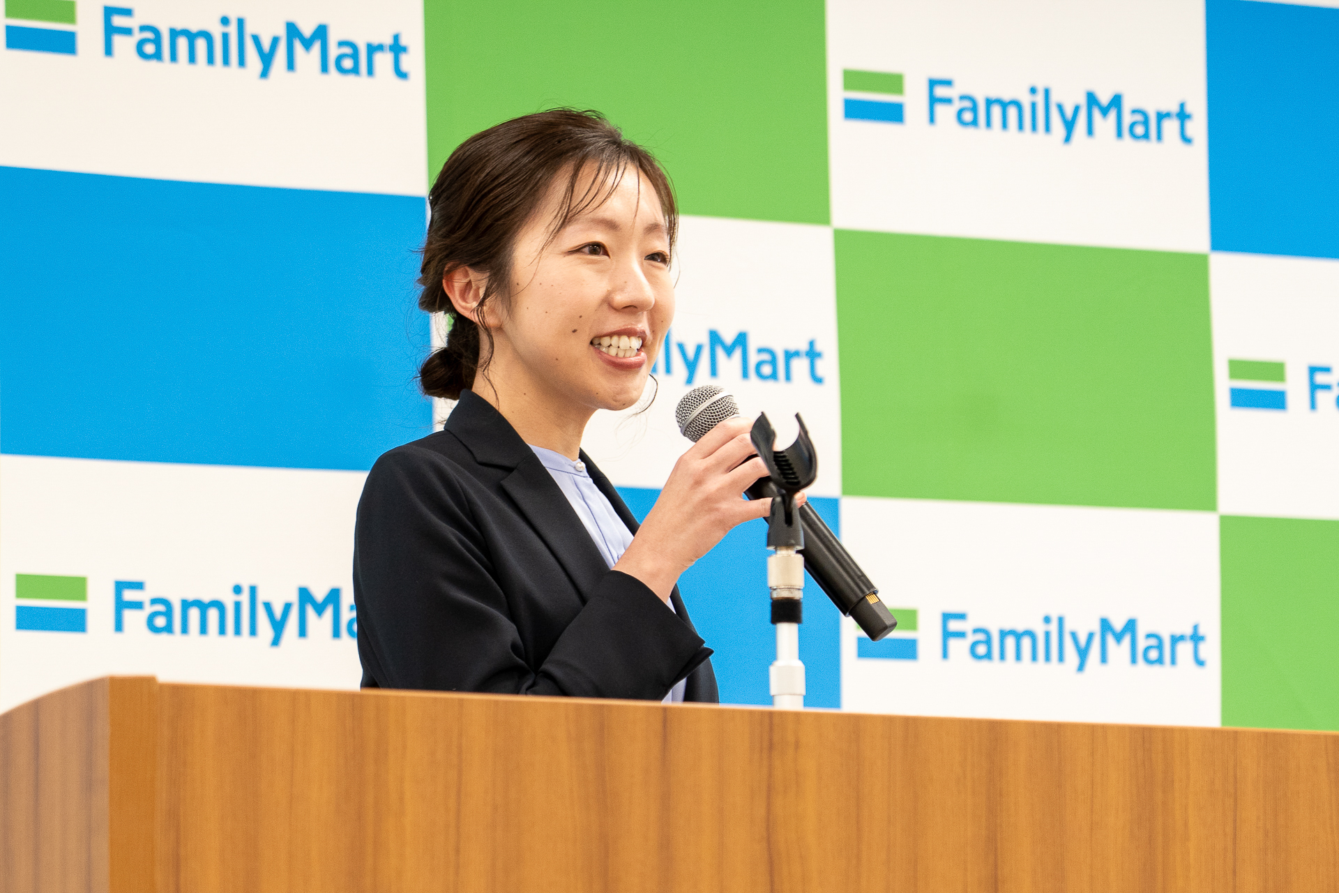 サービスの流れなどを説明した株式会社ファミマデジタルワン 経営企画管理本部 新規事業開発部 酒井絵里氏