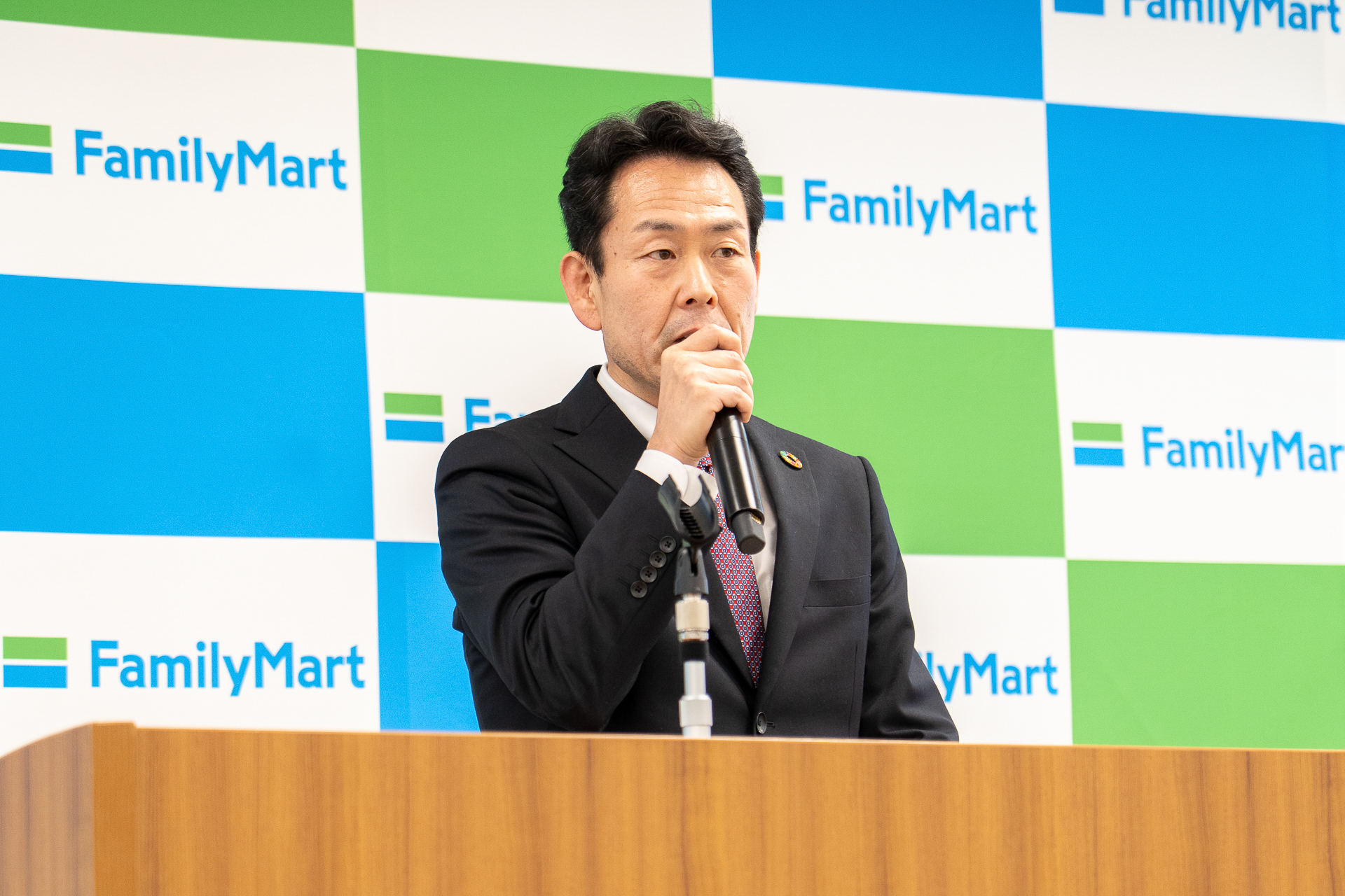 「保管に困る冷凍麺類やアイスクリームなどの冷凍食品は、店舗を冷凍庫代わりに使っていただけるのではないか」と述べた株式会社ファミマデジタルワン 経営企画管理本部 新規事業開発部長 執行役員 小笠原 裕明氏