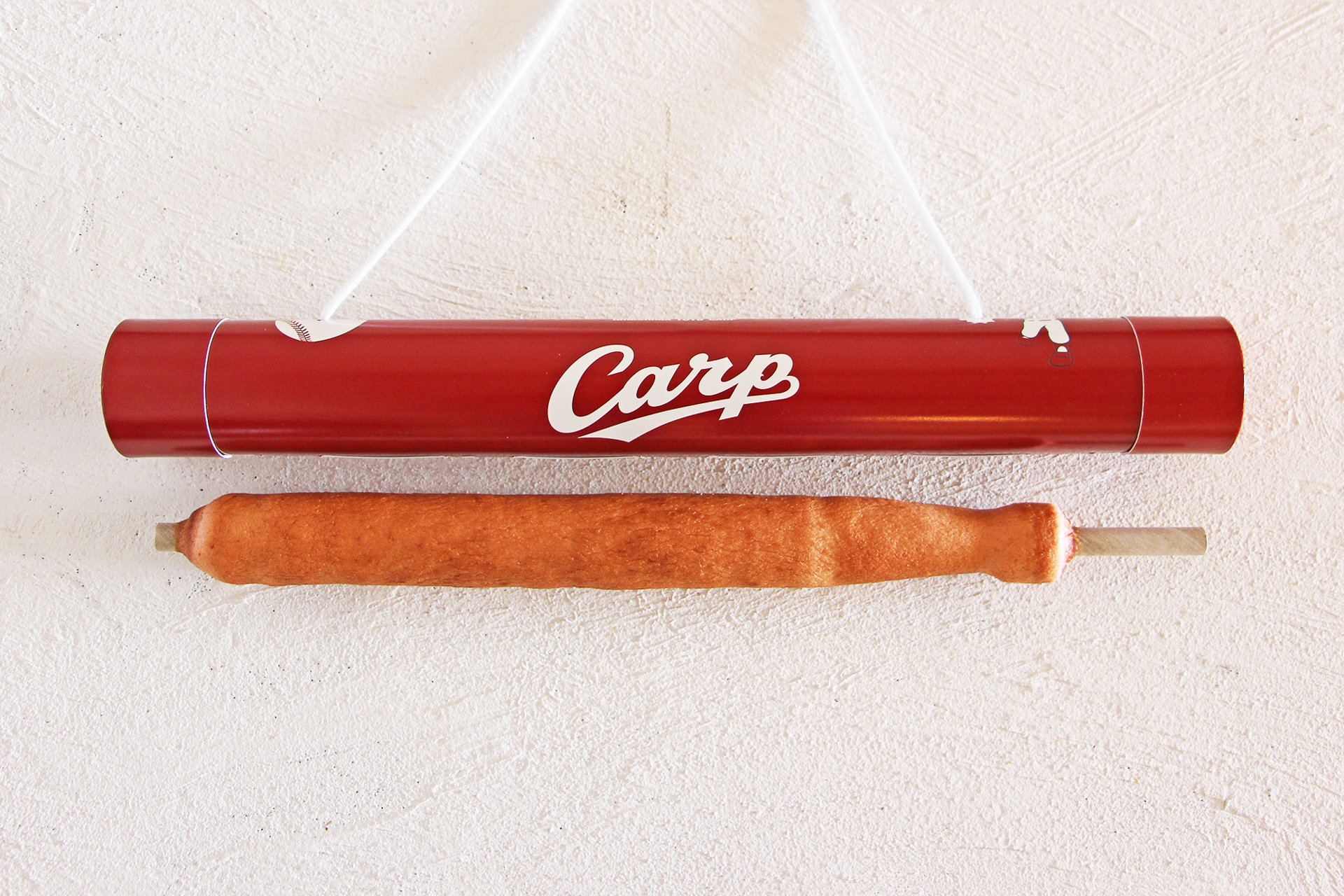 バットケース風パッケージに長いバームクーヘンが入っている