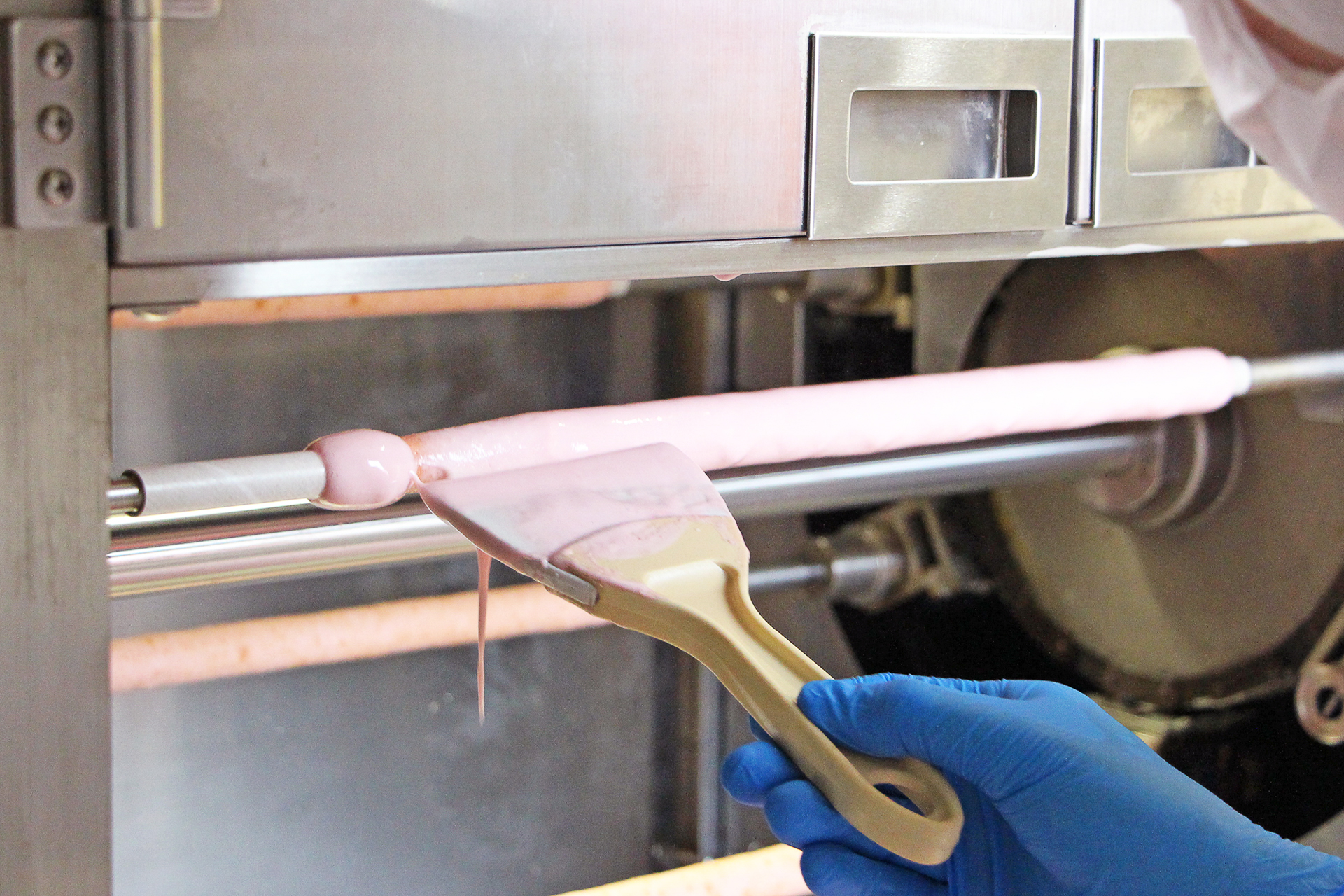 手作業で形を整え