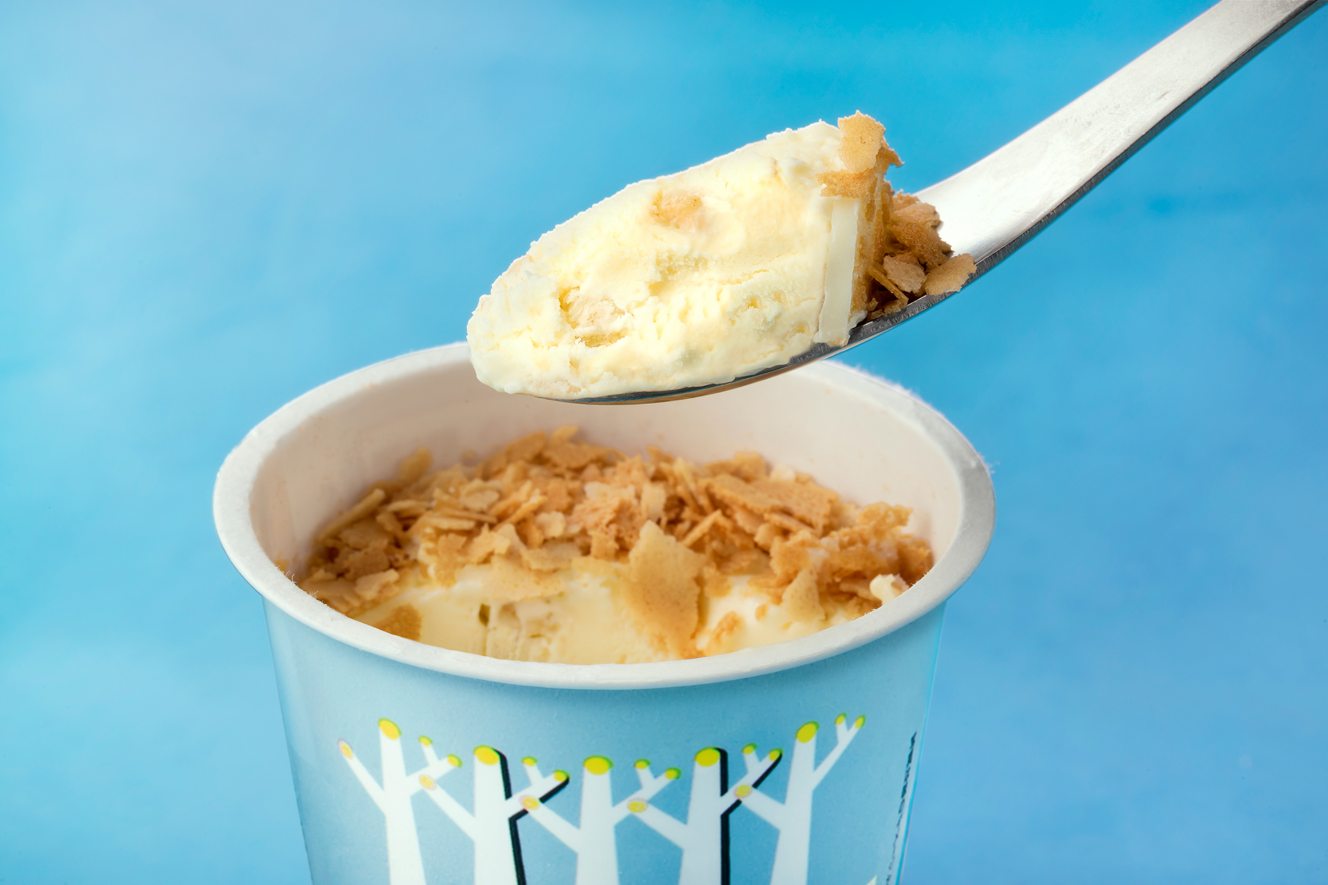 サクサク感を演出するフィアンティーヌと、天面にホワイトチョコレートをトッピング