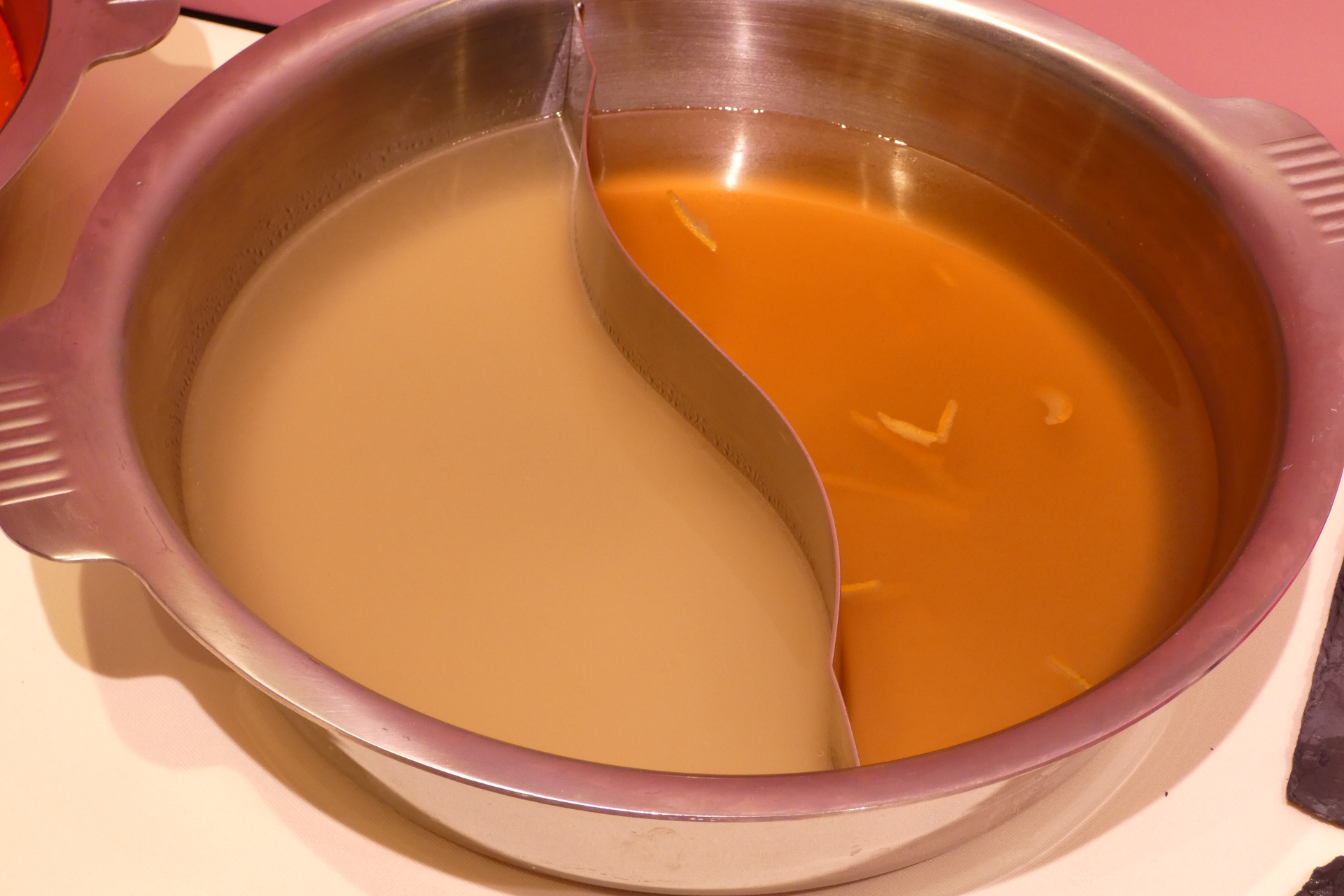 「真鯛と藻塩の深い旨み 淡いろ潮だし」（左）と「国産ゆずと三種の素材香る 海の恵みだし」（右）