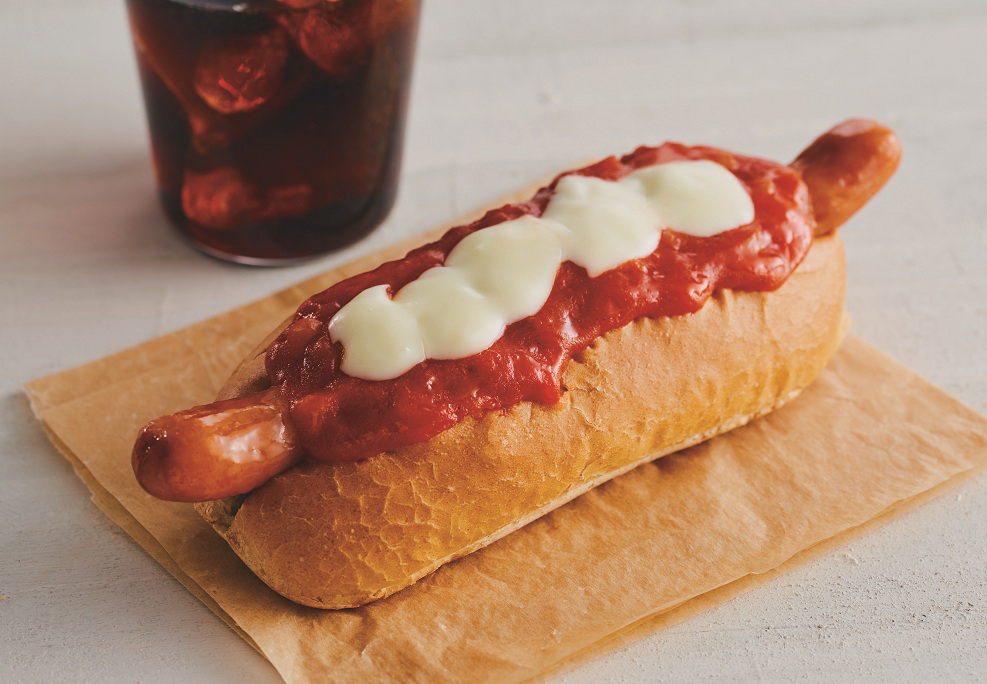 「ボールパークドッグ ハーブ＆トマトチーズ」（495円）